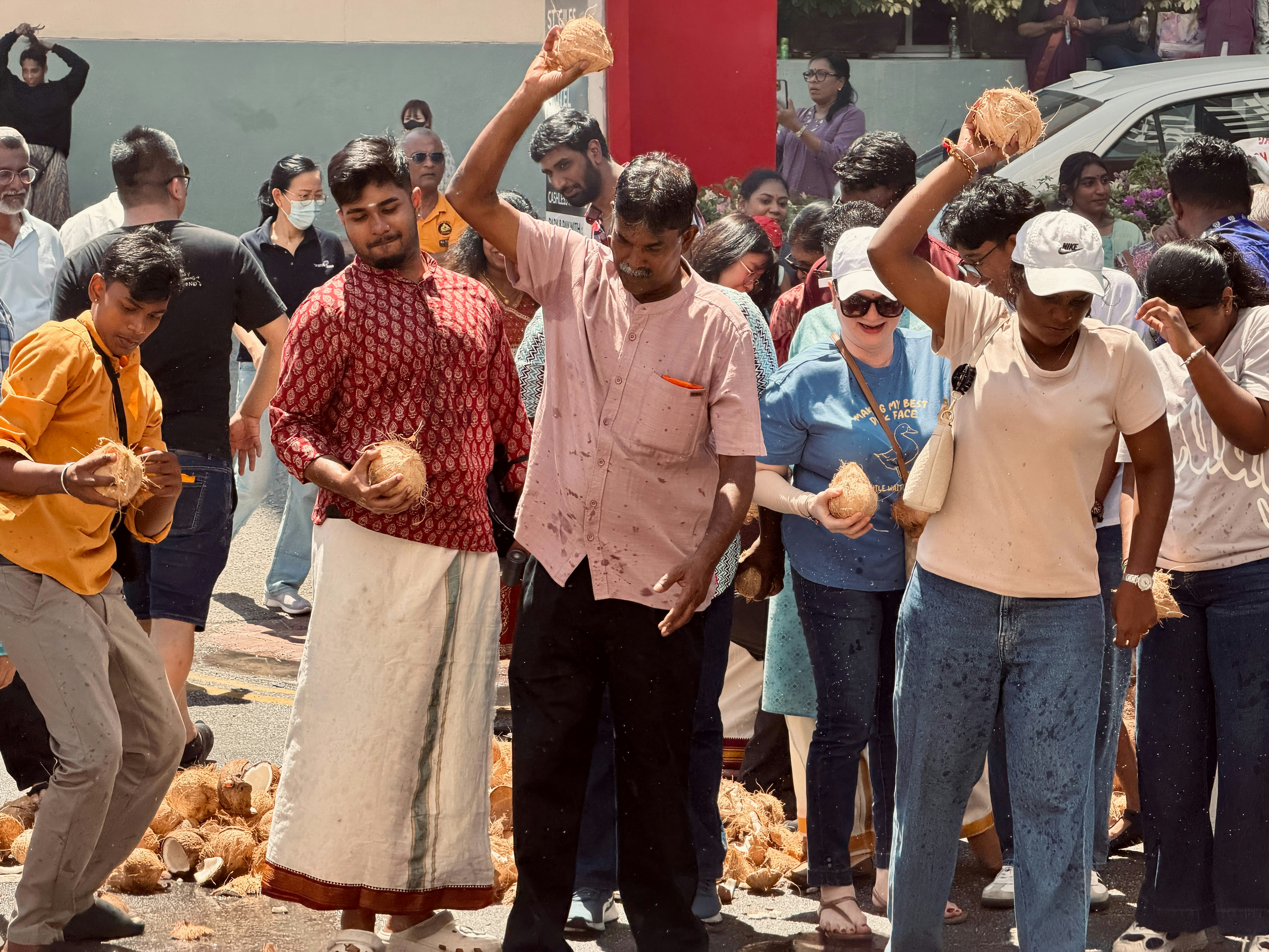 Menschen, die während einer Feier Kokosnüsse werfen
