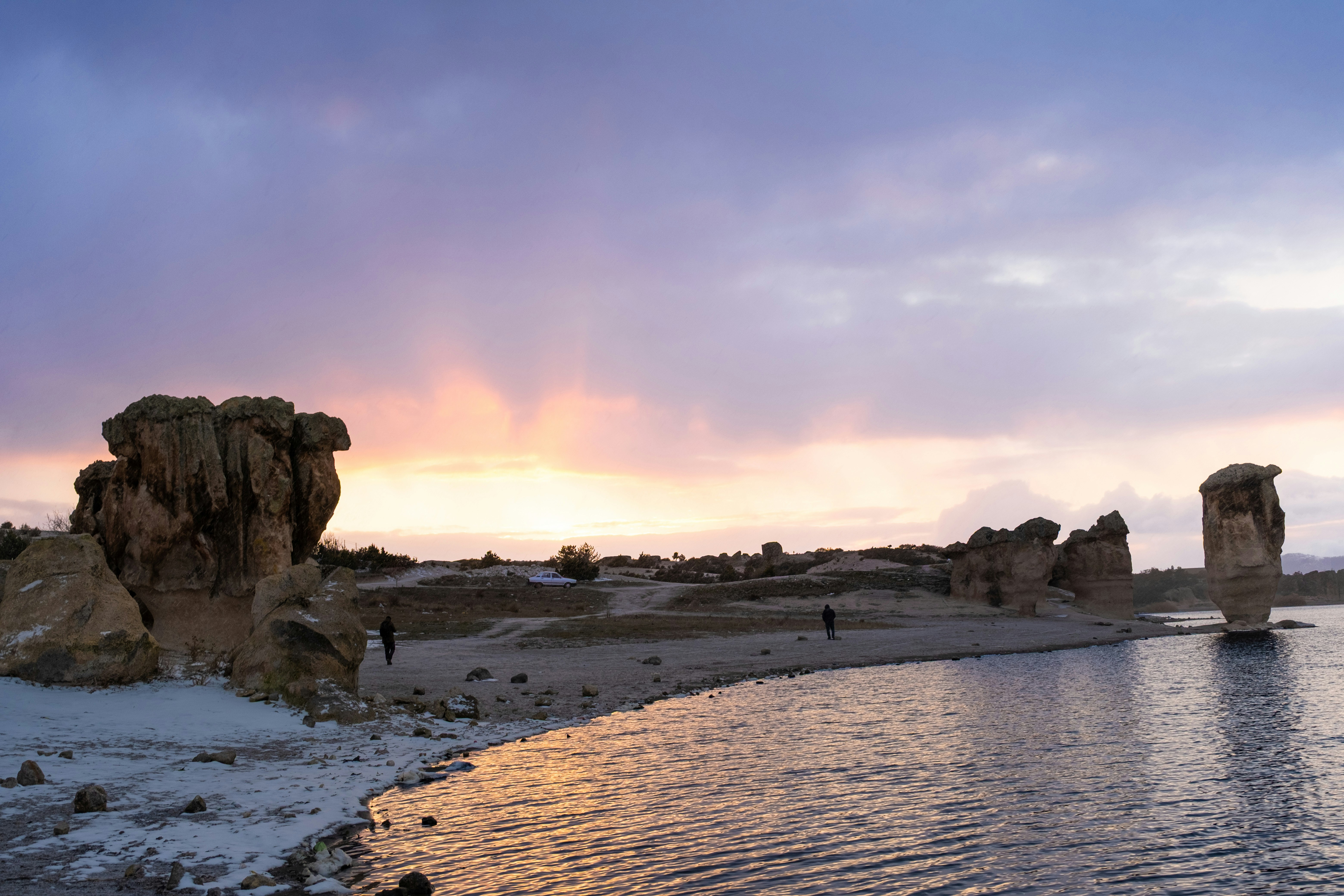 Costa rocosa con agua tranquila al atardecer foto – Imagen de Nieve ...