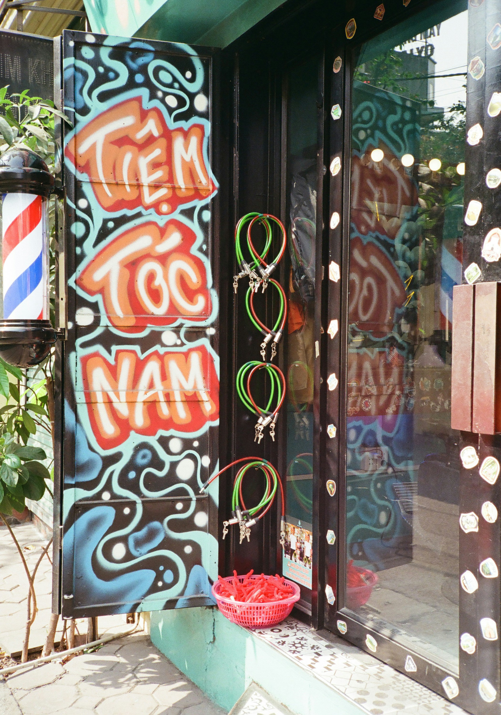 落書きと自転車の鍵がある理髪店