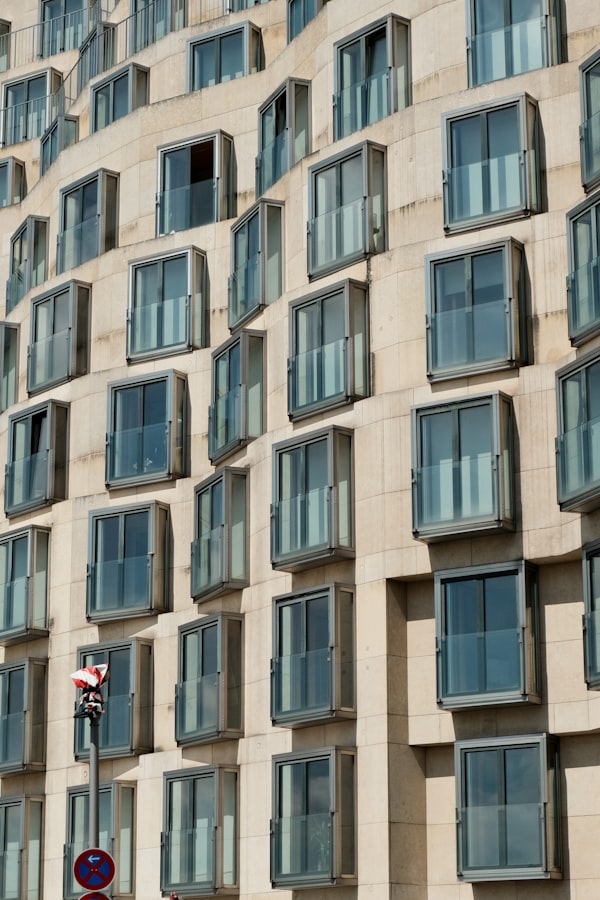 Edificio residencial con balcones de vidrio