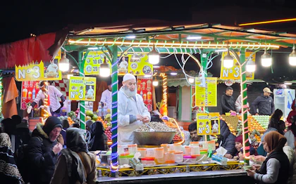 Vendedor de zumos frescos en el mercado nocturno