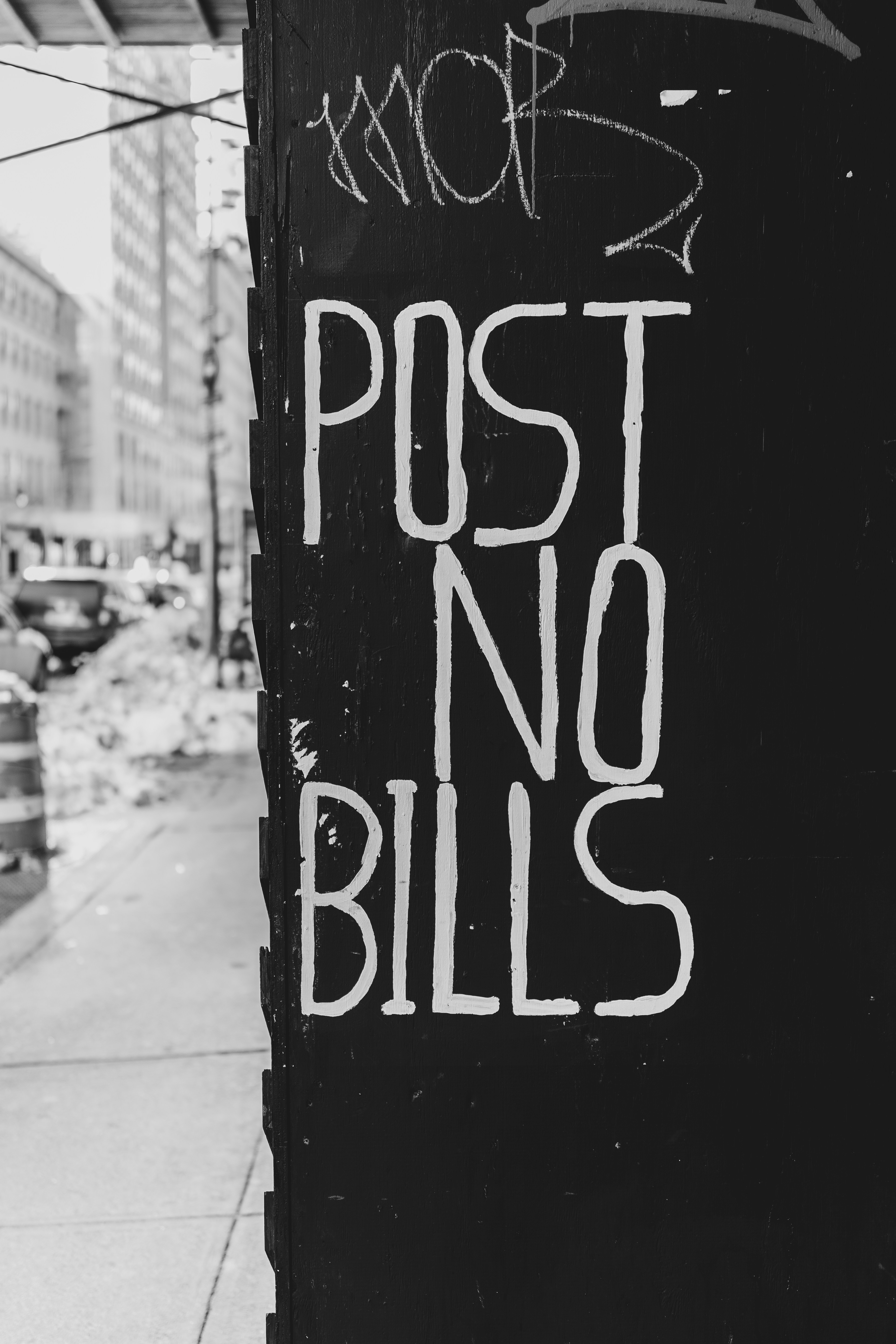 Affichez des graffitis sans projets de loi sur un mur sombre