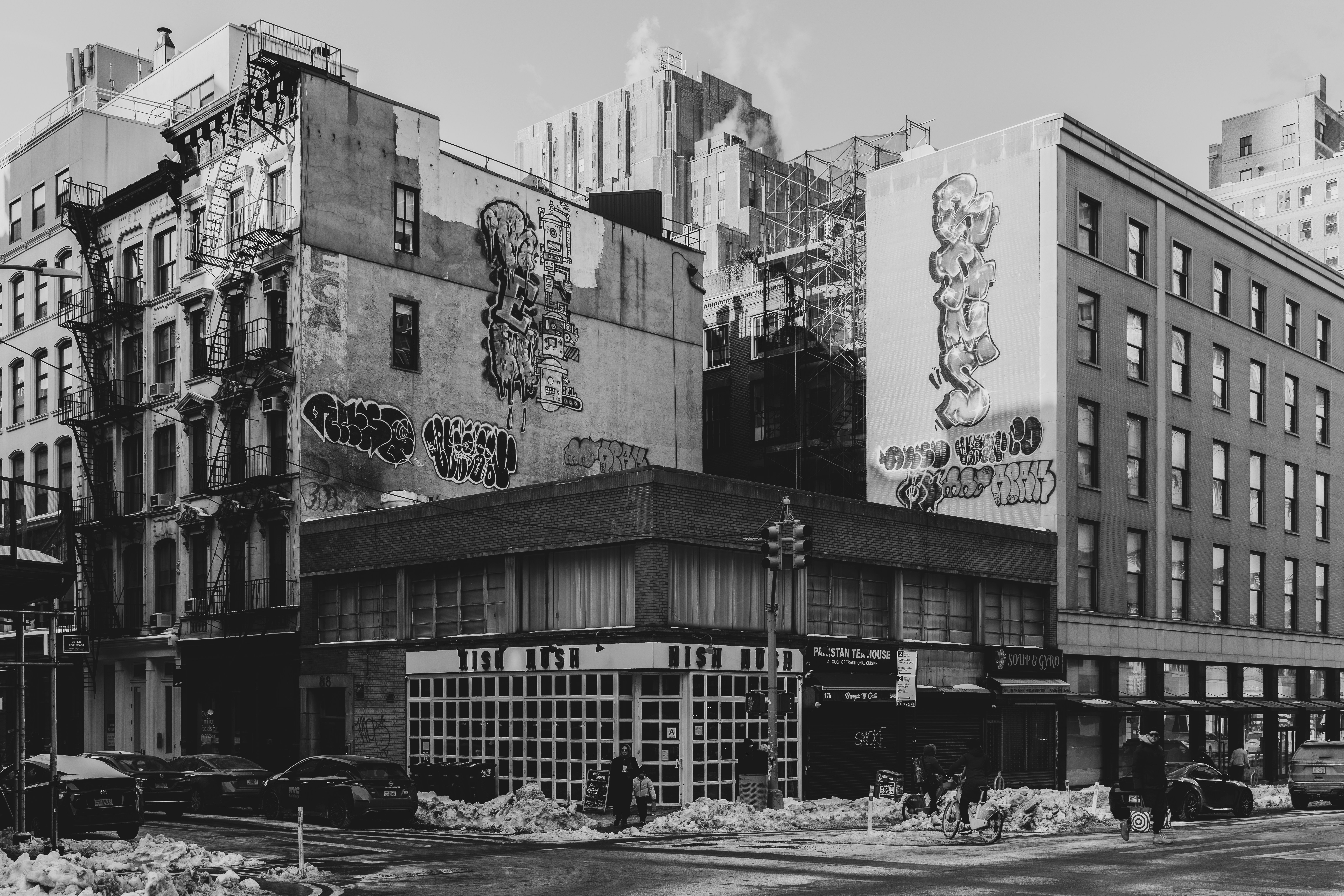 Le graffiti orne les bâtiments dans une rue de la ville.