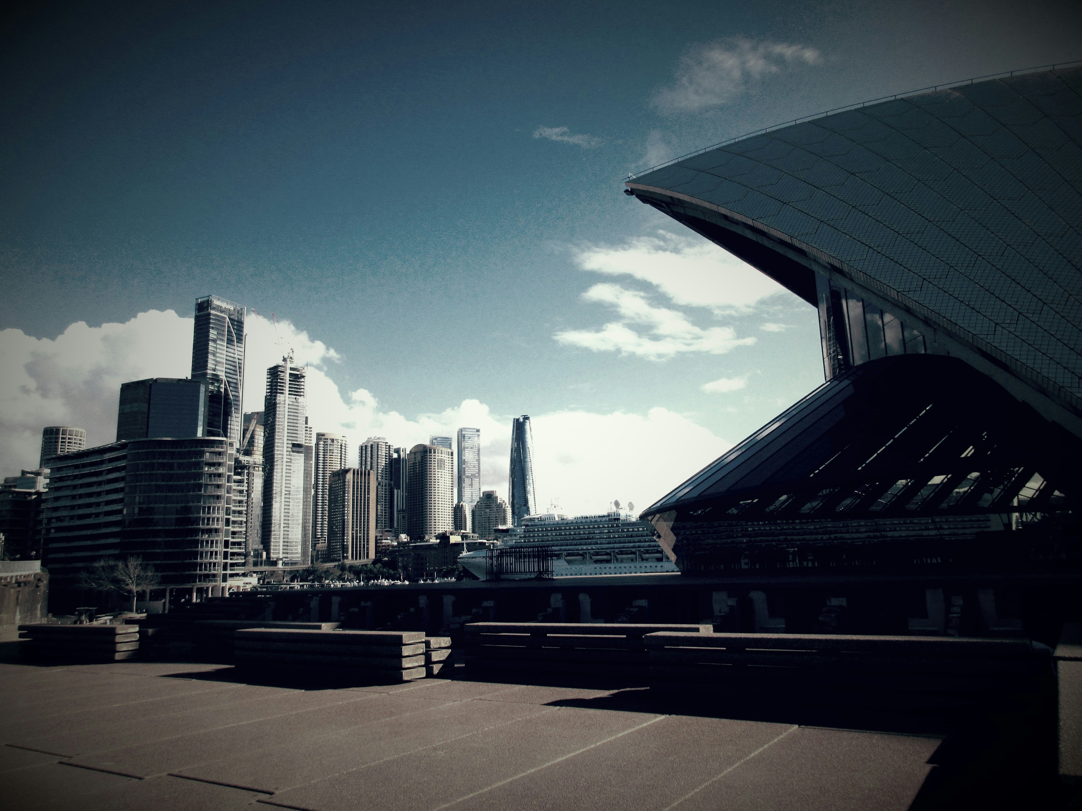 Paysage urbain moderne avec toit distinctif d’opéra