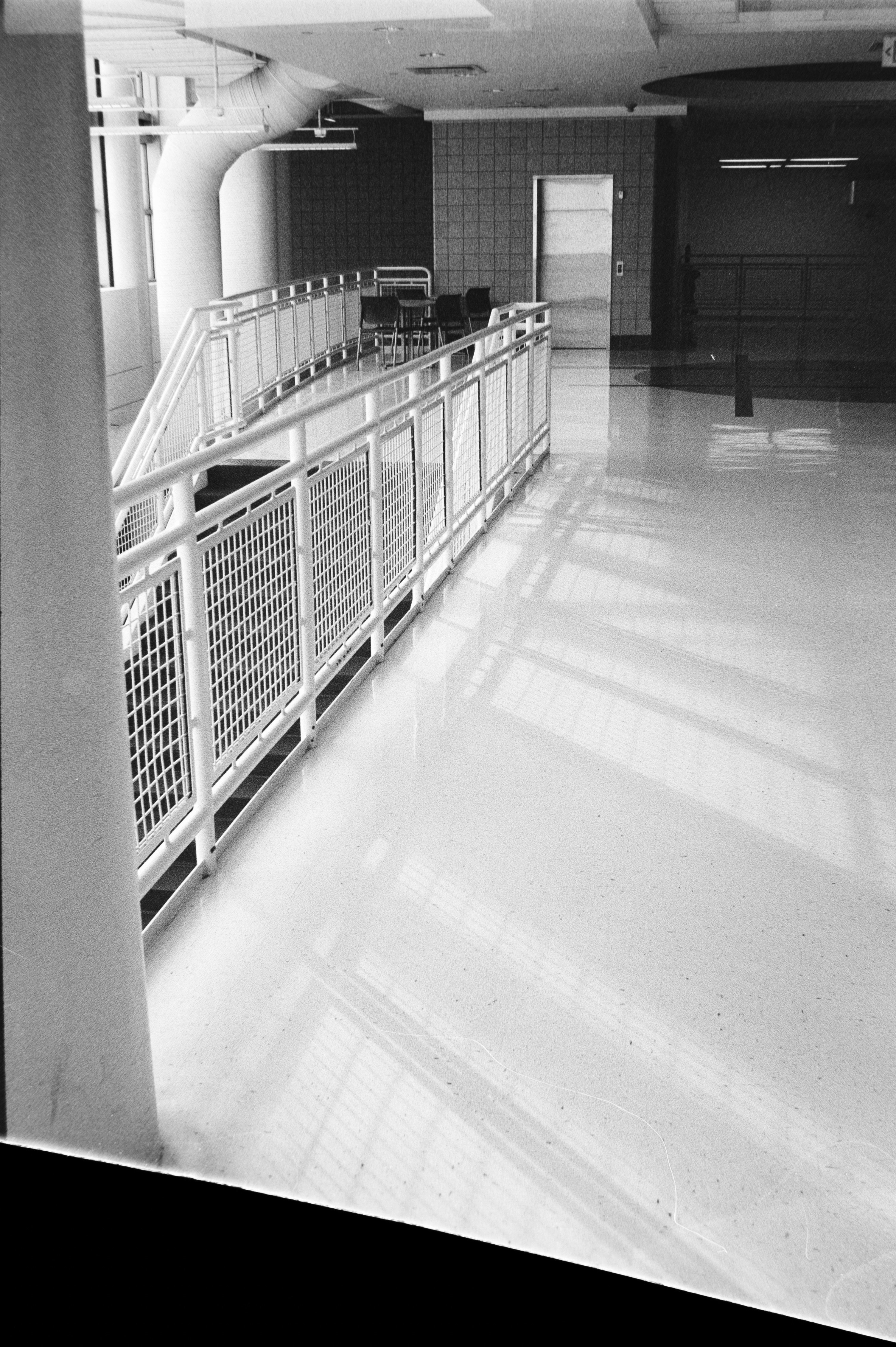 Innenflur mit Rampe und hellem Boden