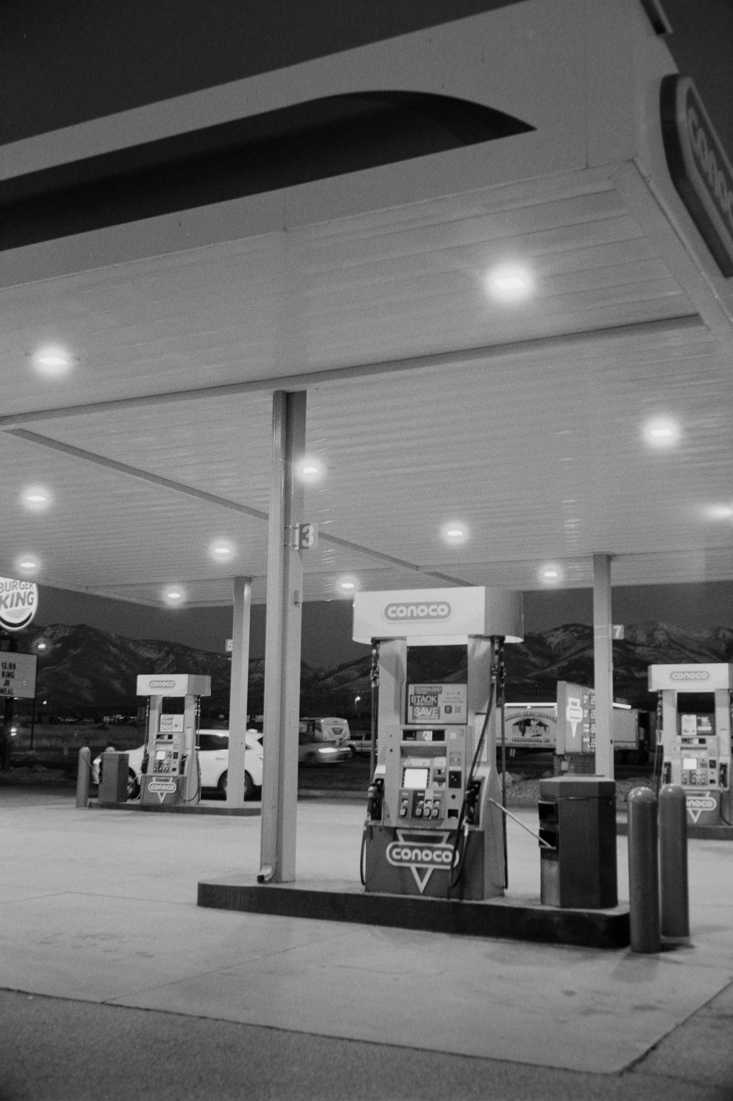 SPBU Conoco dengan latar belakang pegunungan