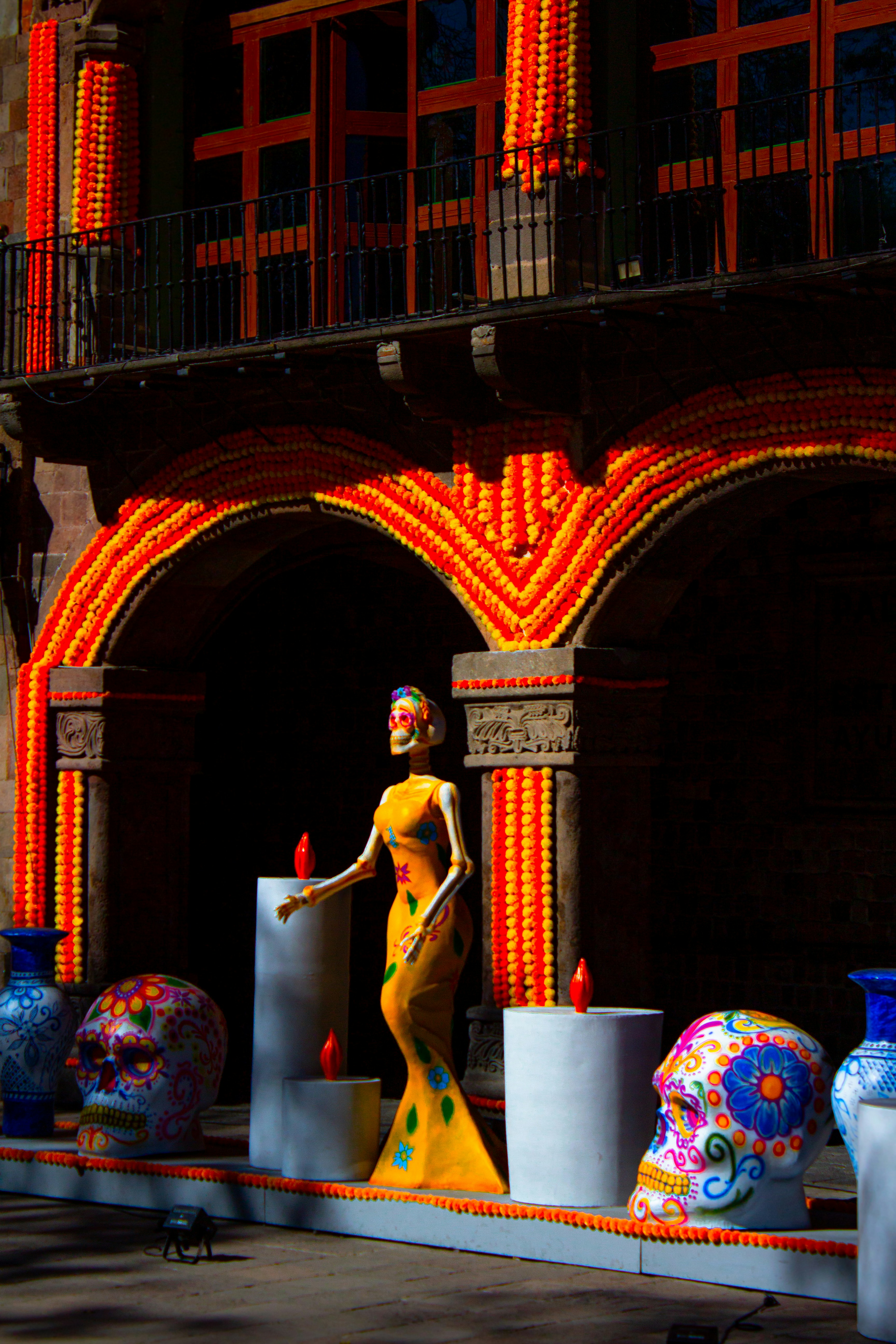 Altar do Dia dos Mortos com caveiras e figura decoradas.
