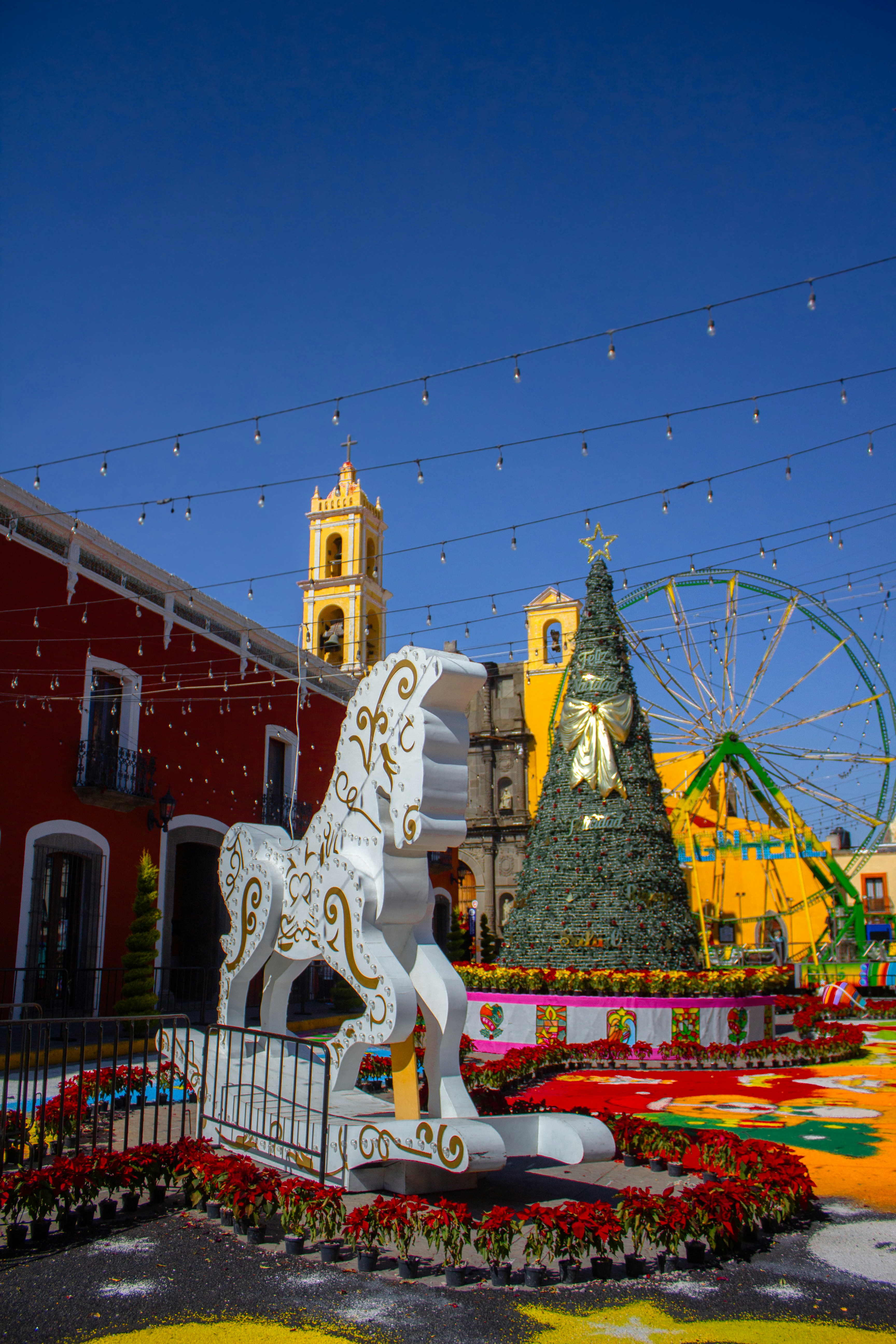 Um grande cavalo de balanço e uma árvore de Natal
