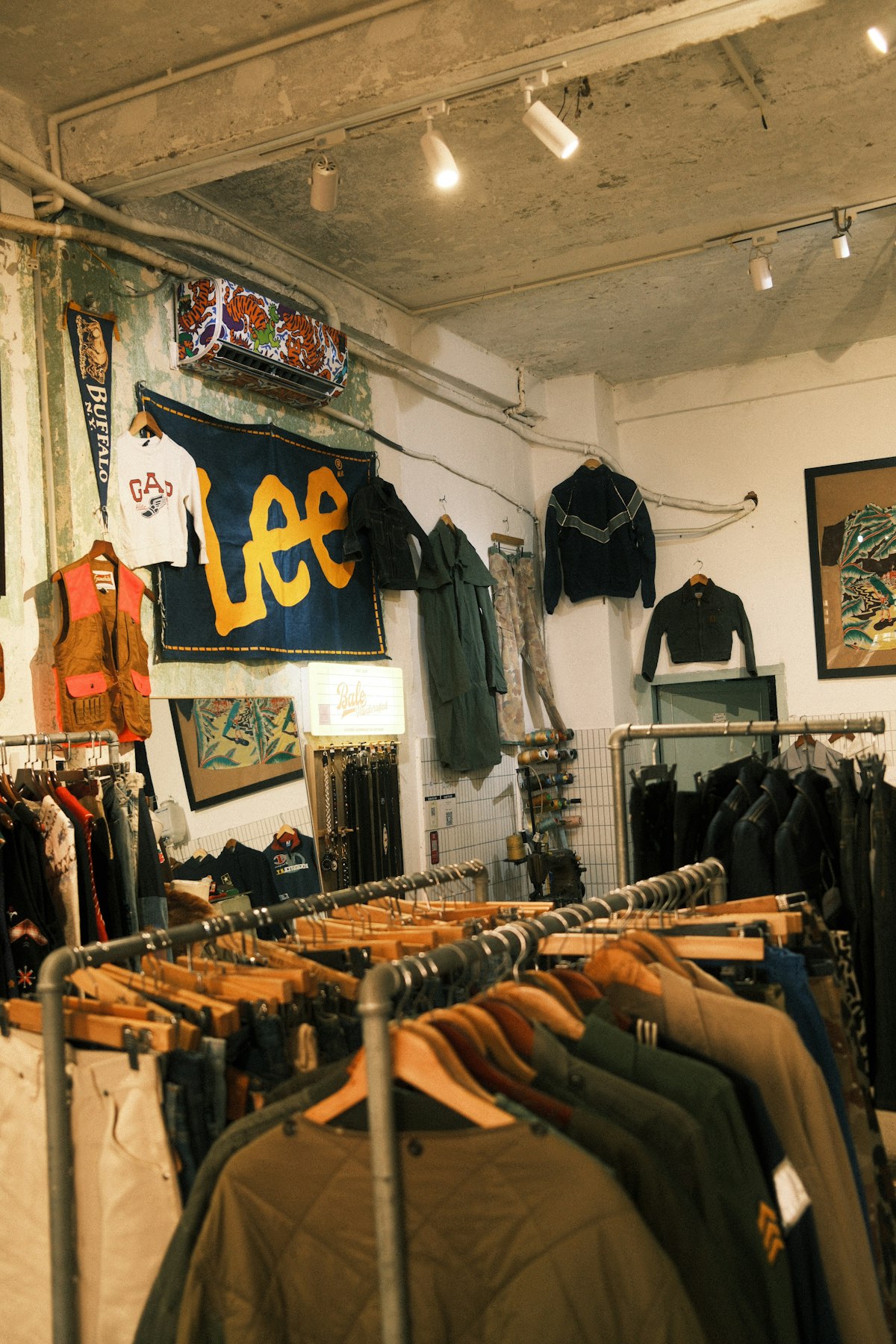 How Small Fashion Brands Leverage AI Content