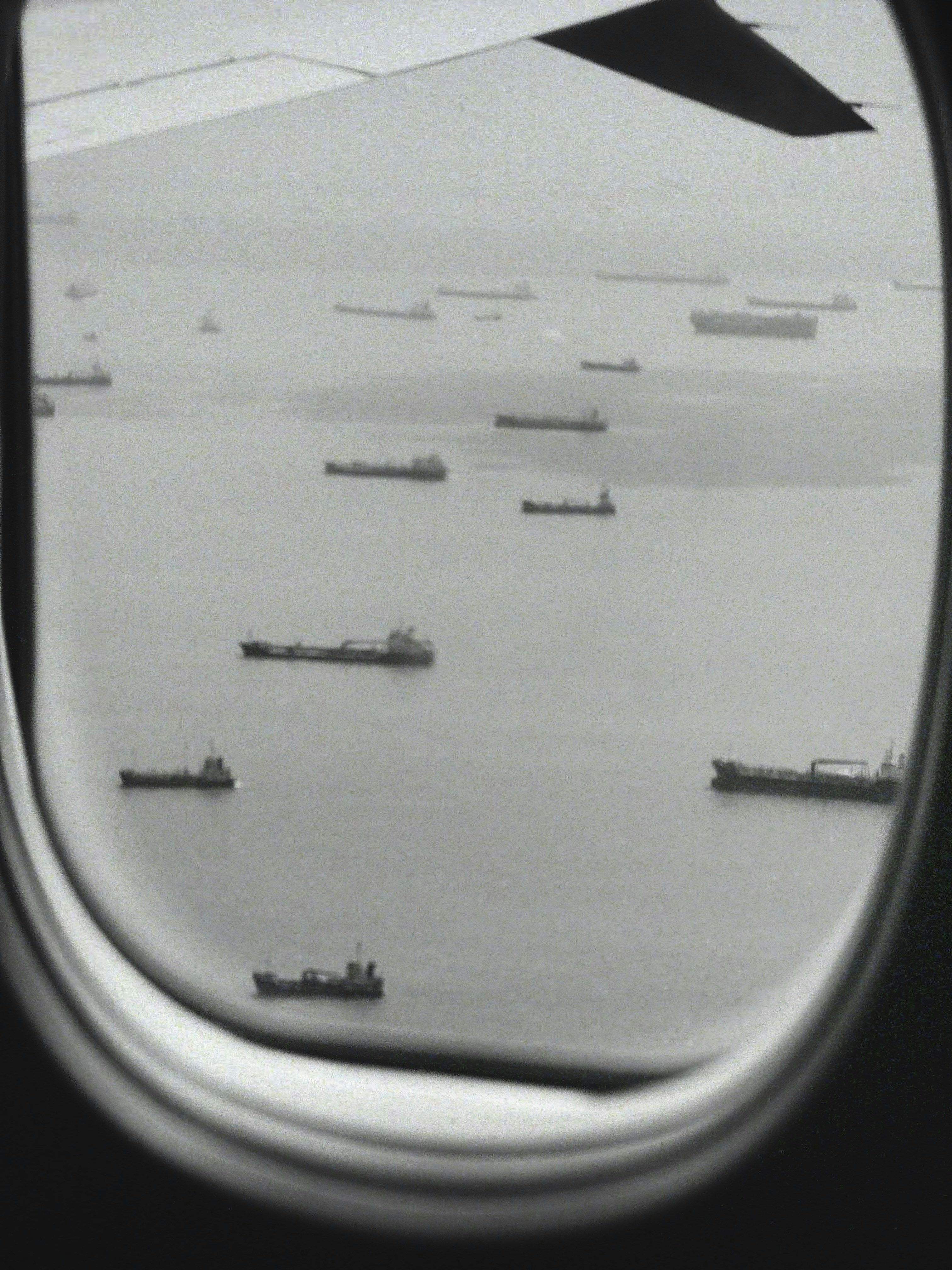 Viele Frachtschiffe auf dem Ozean