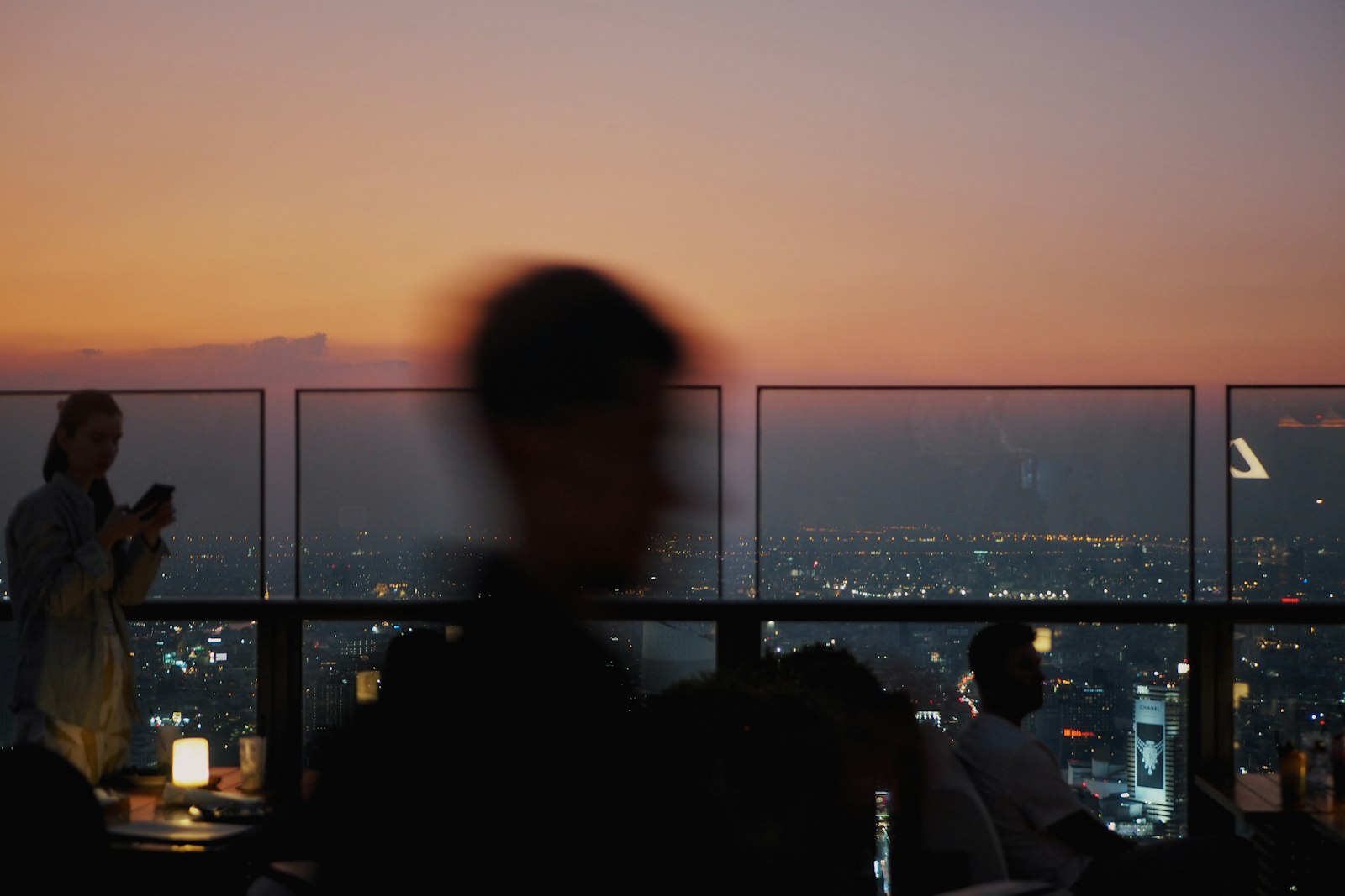 Hoàng hôn nhìn từ rooftop giữa lòng thành phố