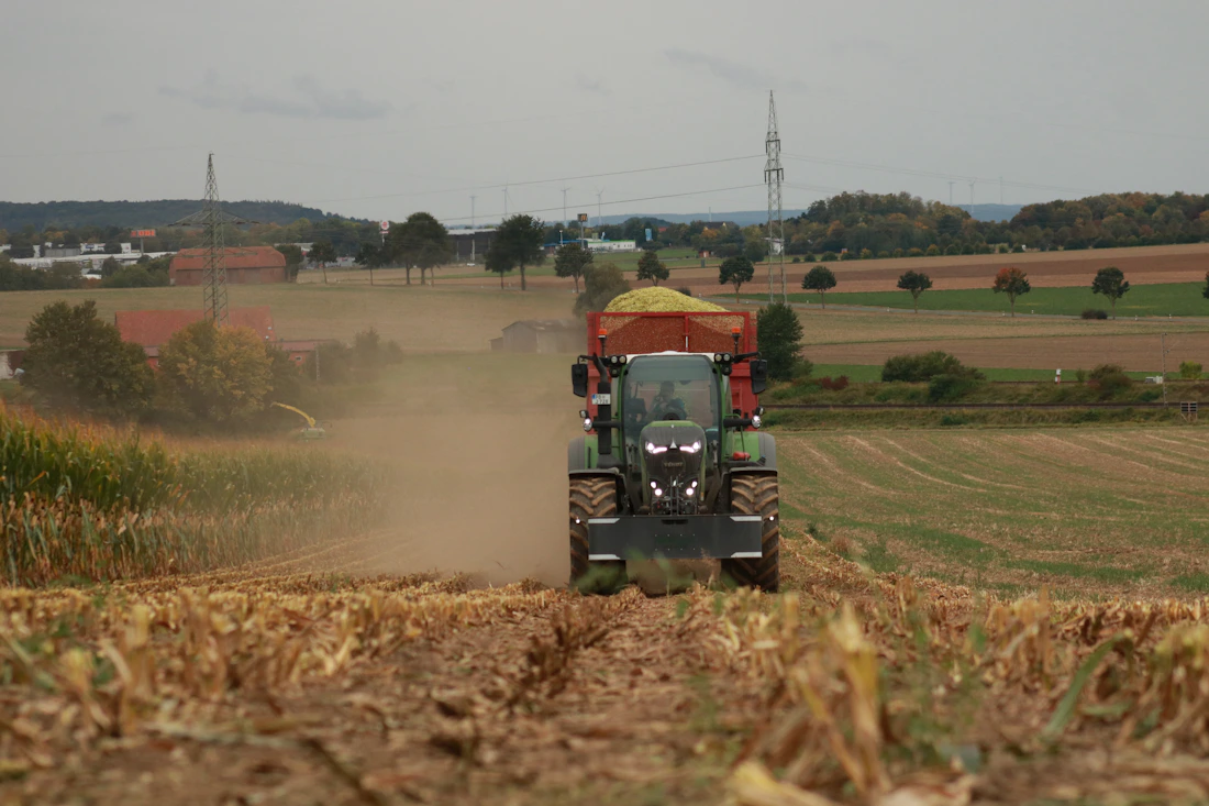 Trator a trabalhar num campo durante a colheita