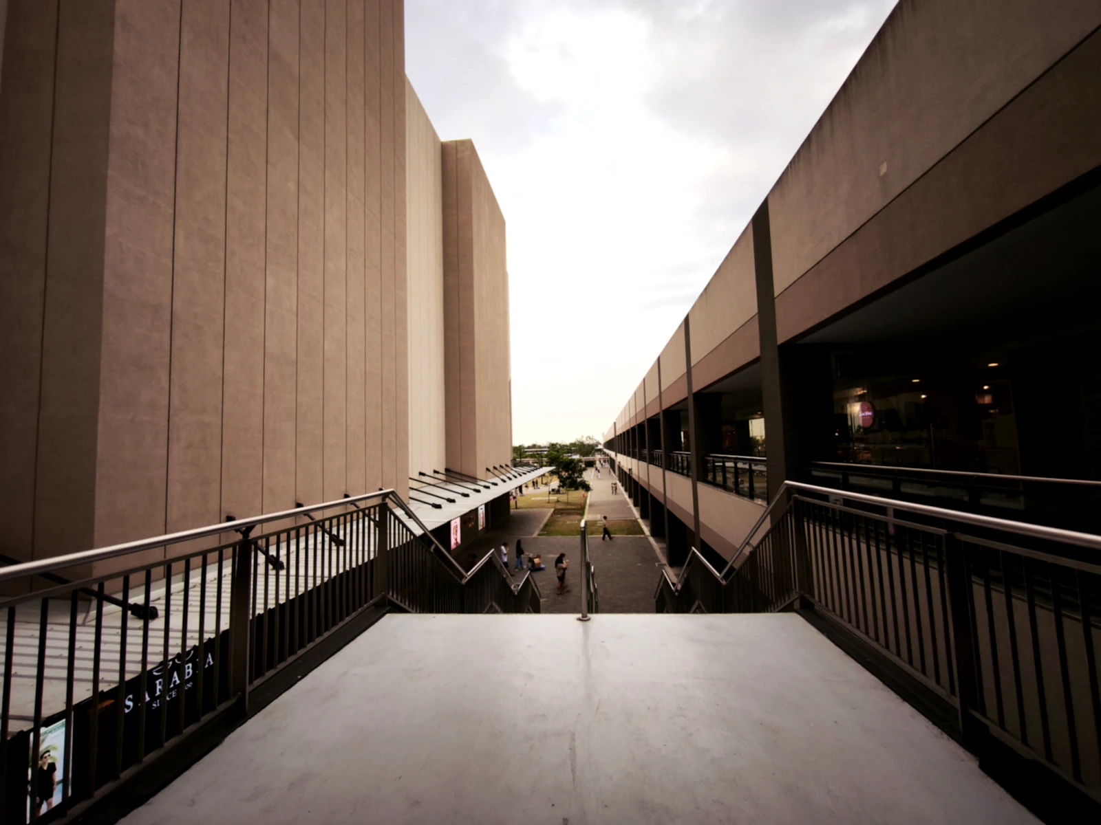 Façade moderne d’un bâtiment commercial avec passerelles