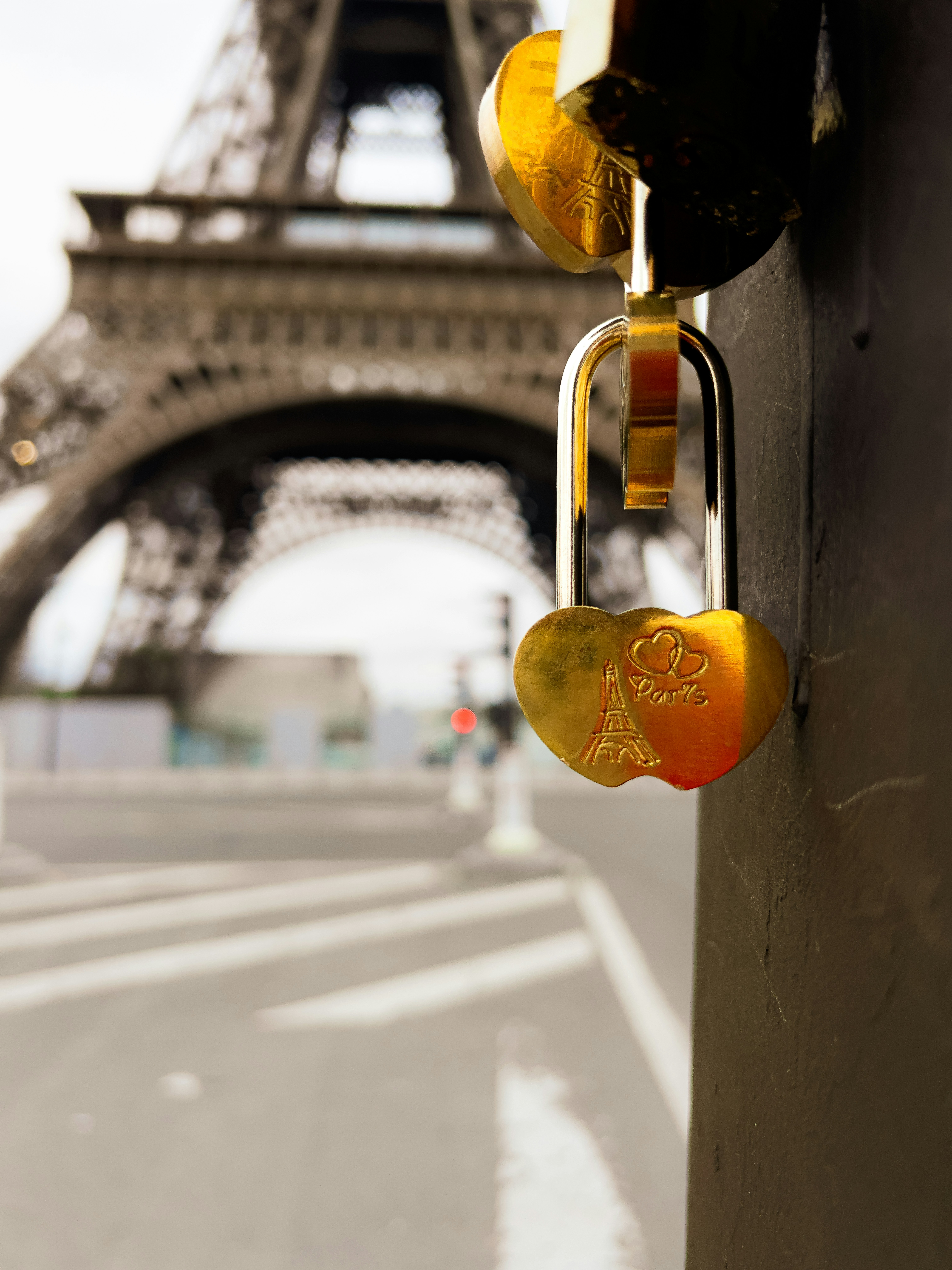 에펠탑 조각이 새겨진 황금 하트 자물쇠