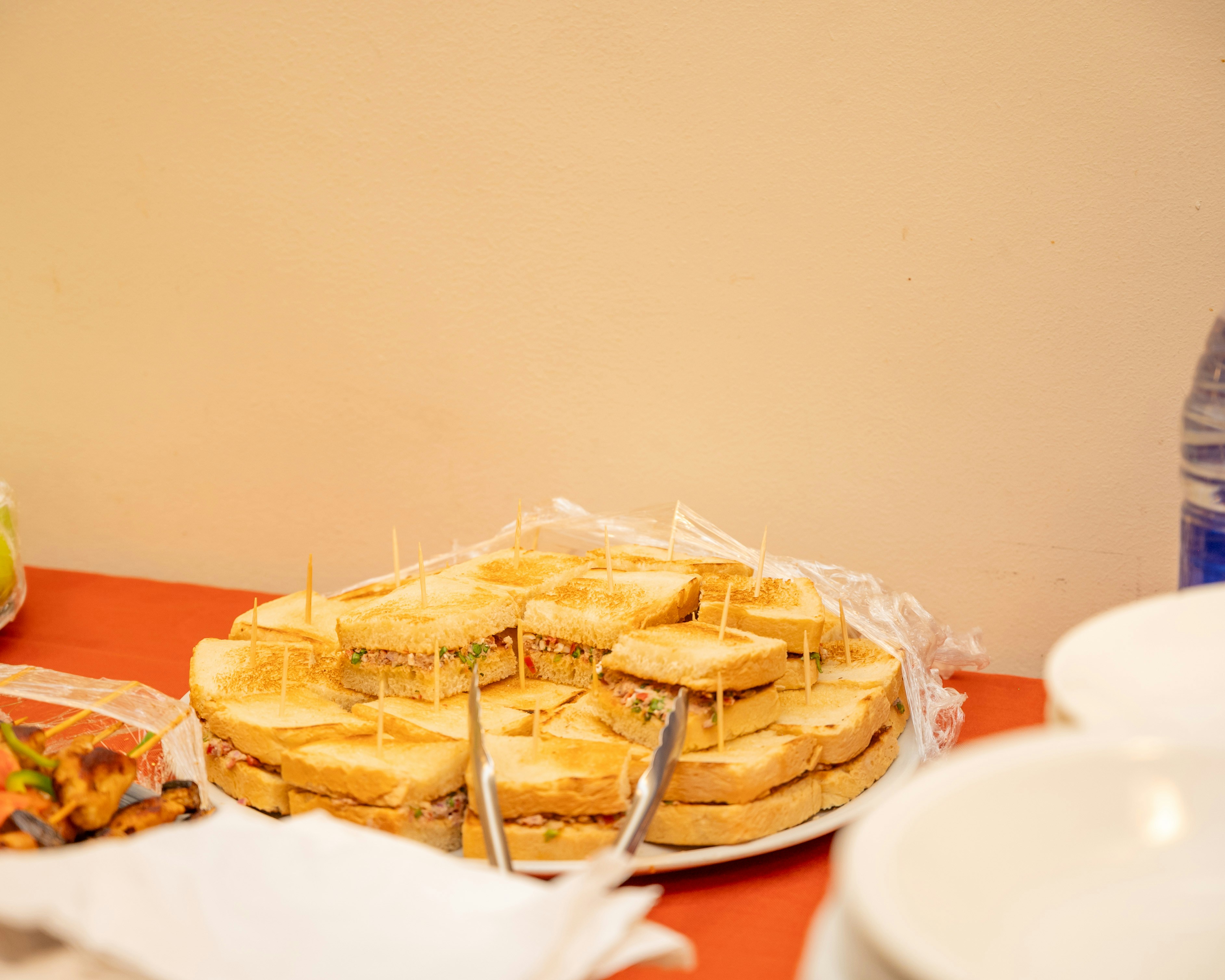 Piatto di panini con stuzzicadenti e pinze