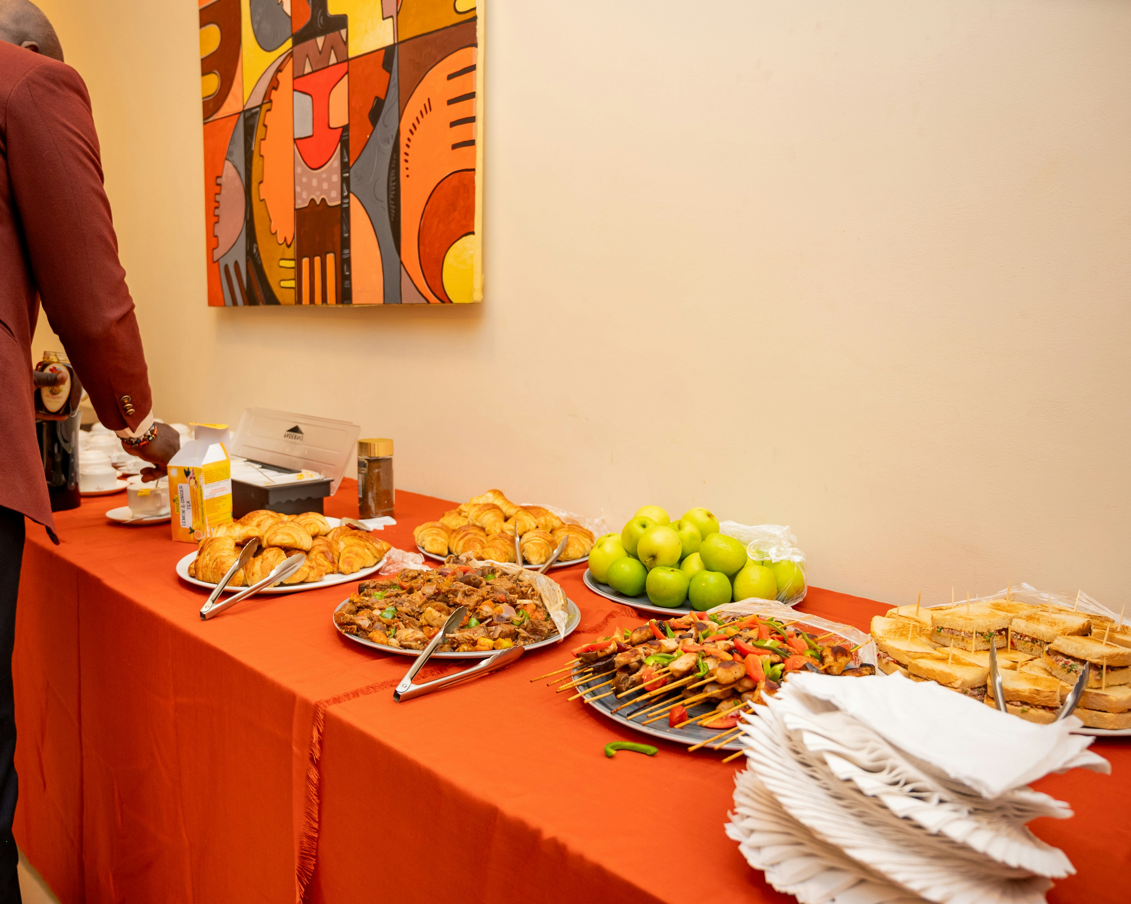 Tavolo buffet con cibo e bevande assortite.