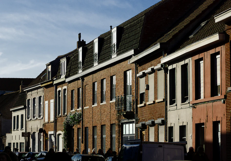 Rij van Belgische bakstenen woningen