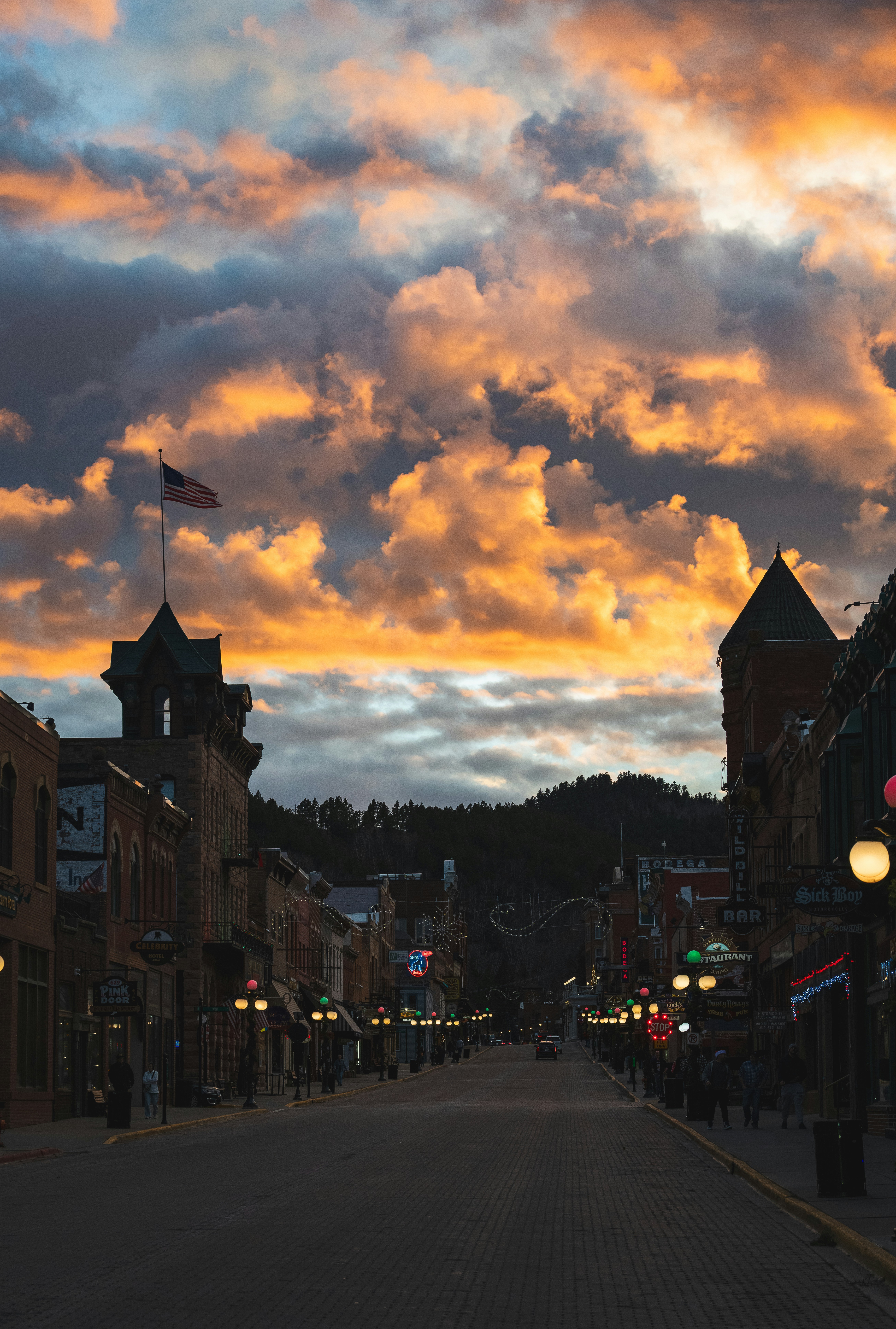 Nubes dramáticas al atardecer sobre una calle histórica al anochecer