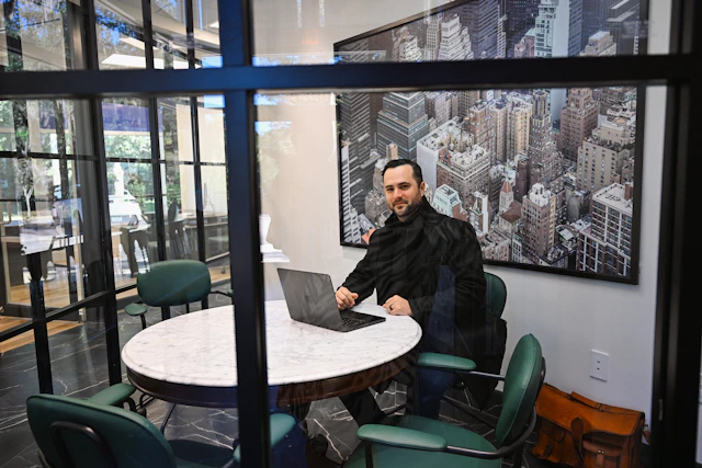 Profesional preparando trabajo en un entorno corporativo