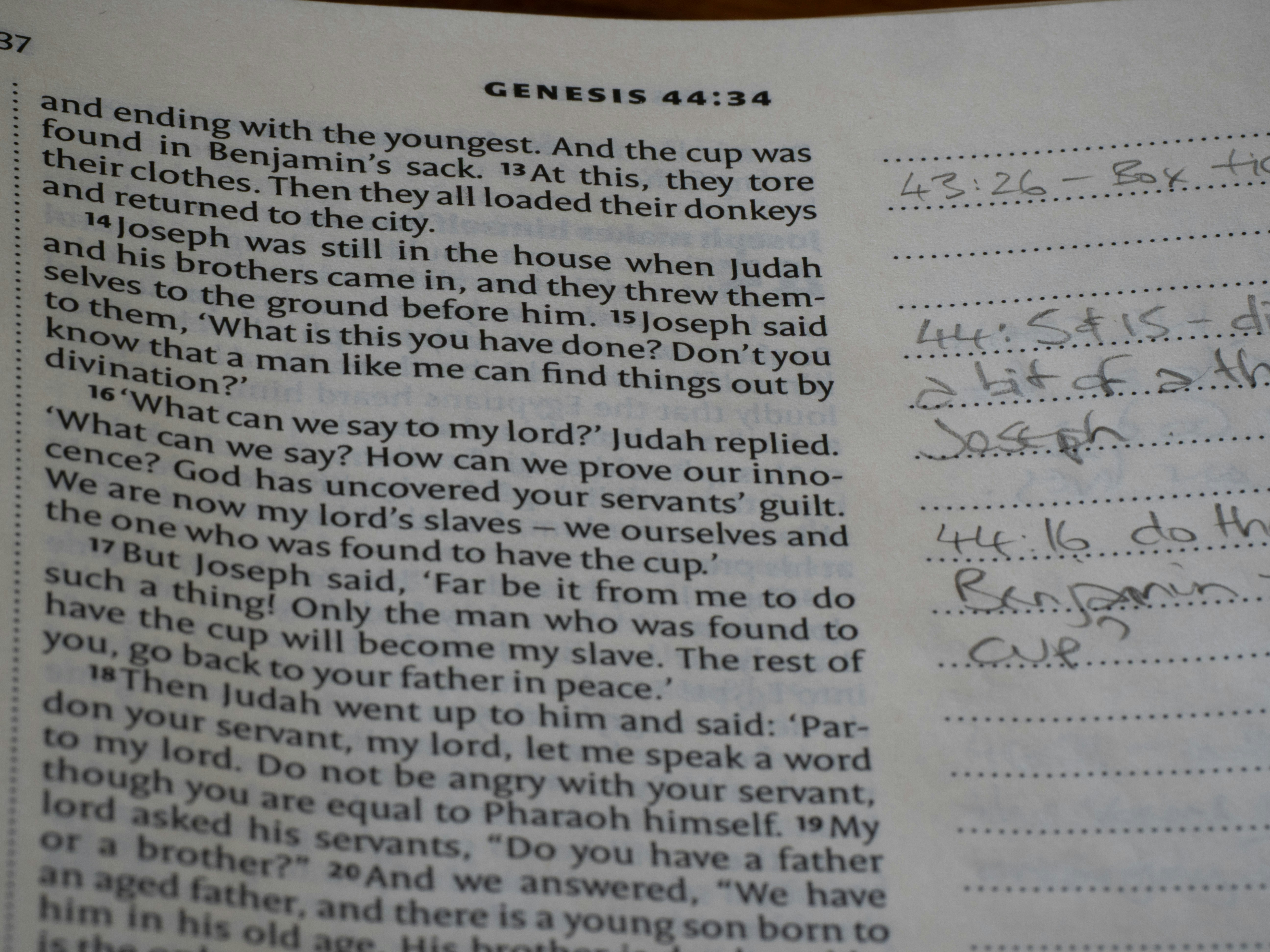 Gros plan d’une bible ouverte avec du texte et des notes manuscrites.