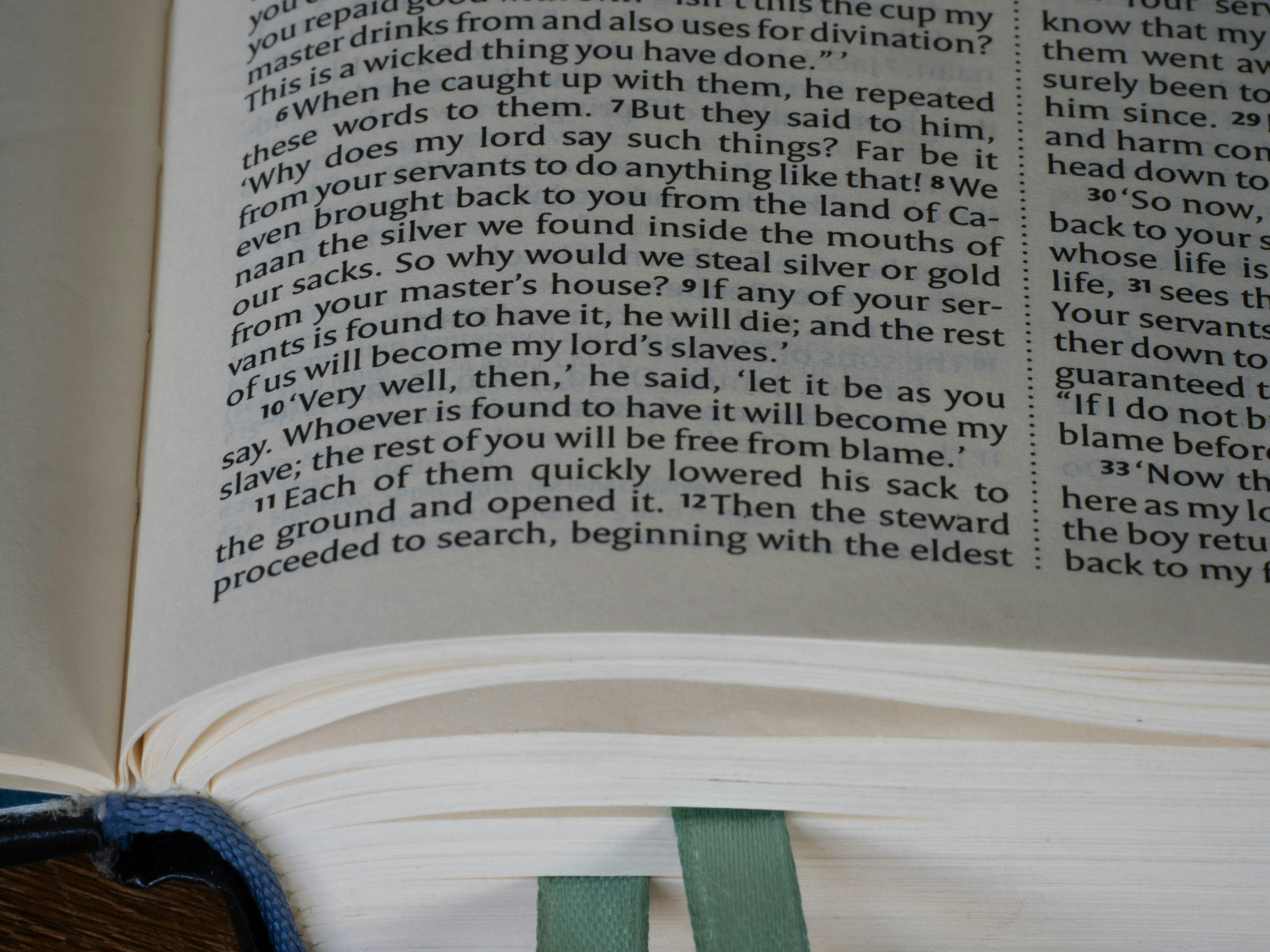 Gros plan du texte dans un livre ouvert avec des signets
