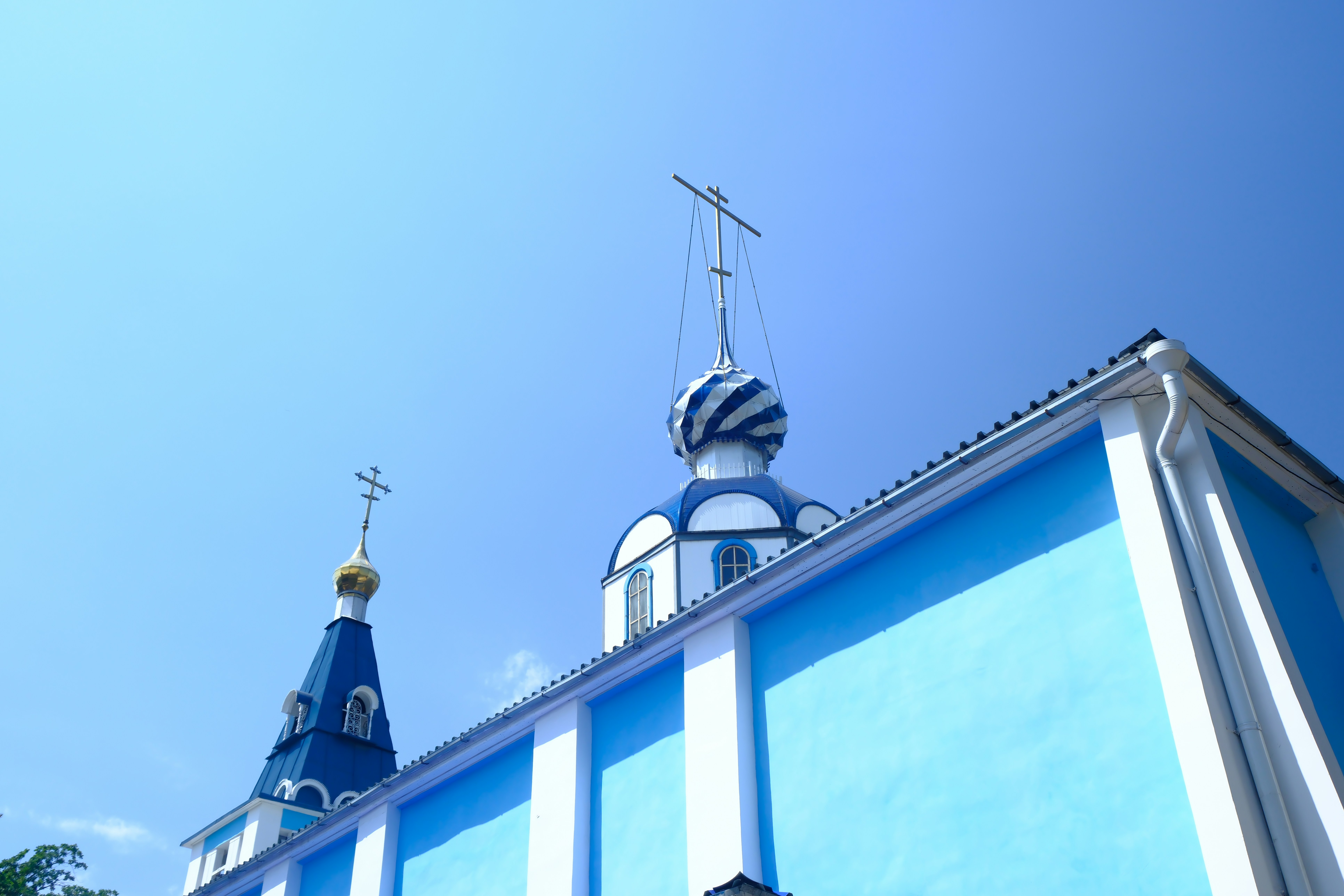 Gereja biru dengan trim putih di bawah langit cerah