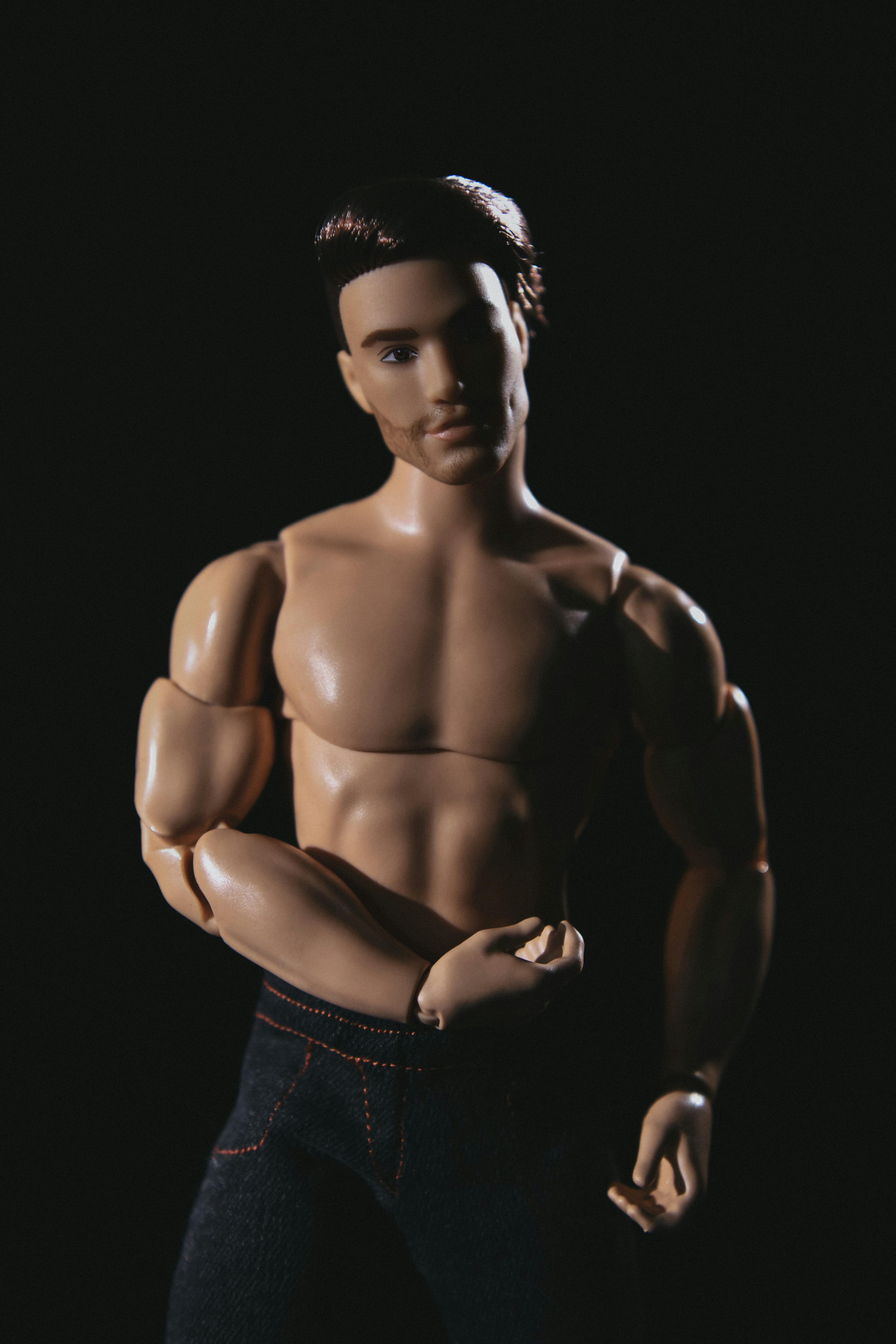 Une poupée masculine aux bras musclés et aux cheveux foncés