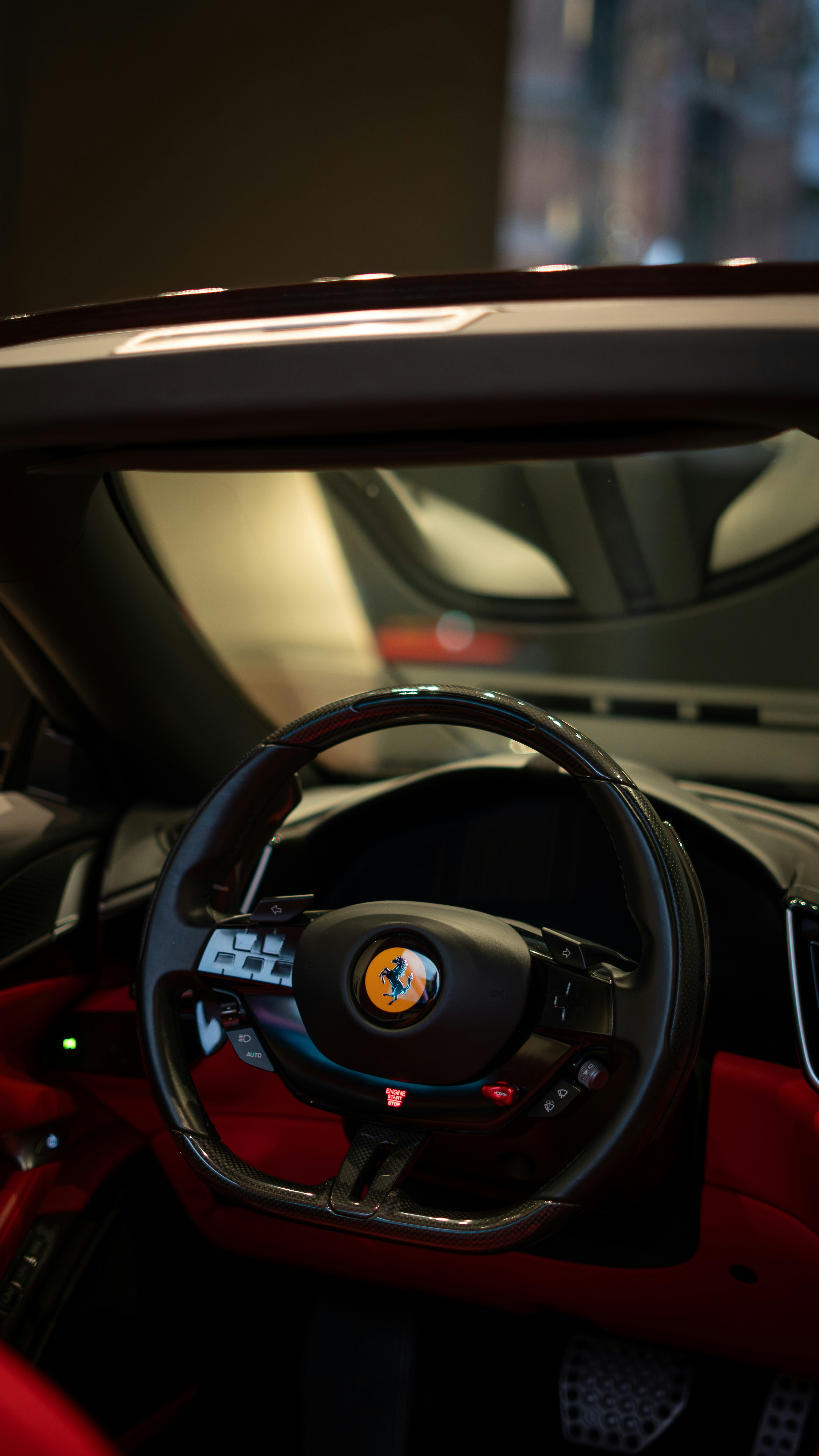 Primo piano del volante e del cruscotto di un'auto di lusso.