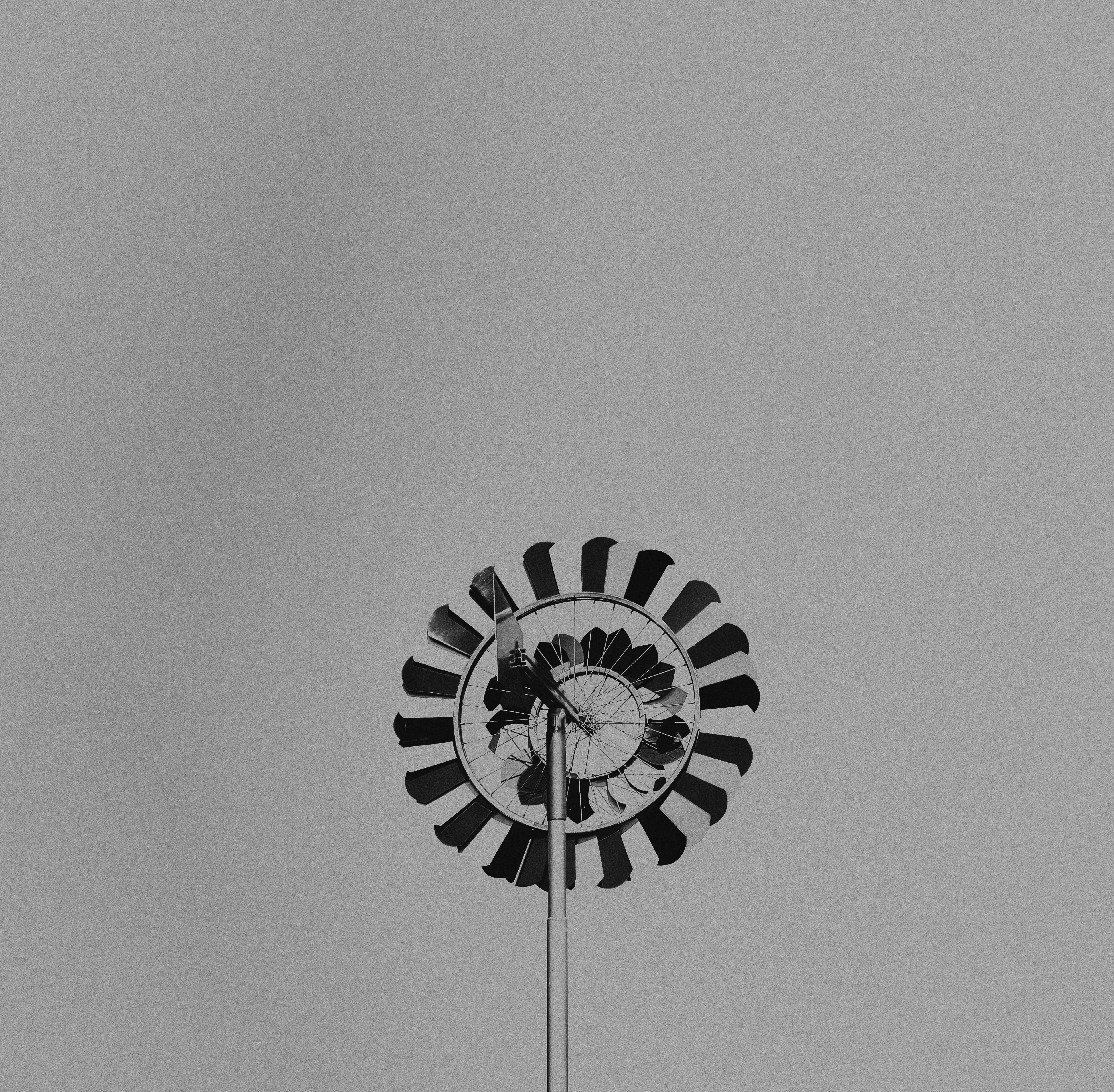 Un gros plan noir et blanc d’un moulin à vent