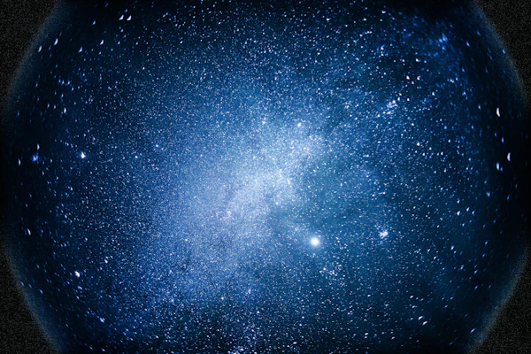 濃紺の星雲と星々