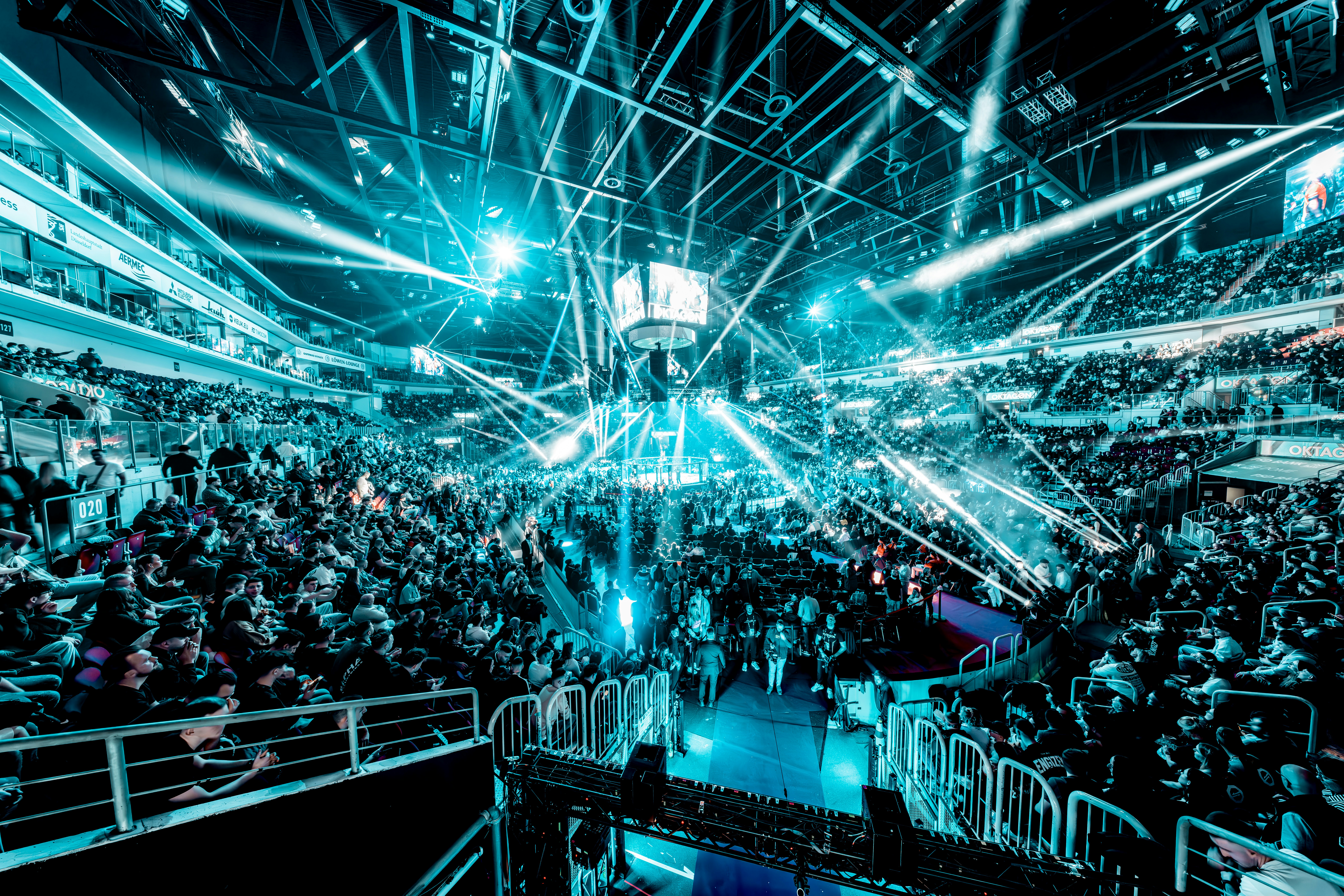 Público en un estadio durante un concierto nocturno en Lima