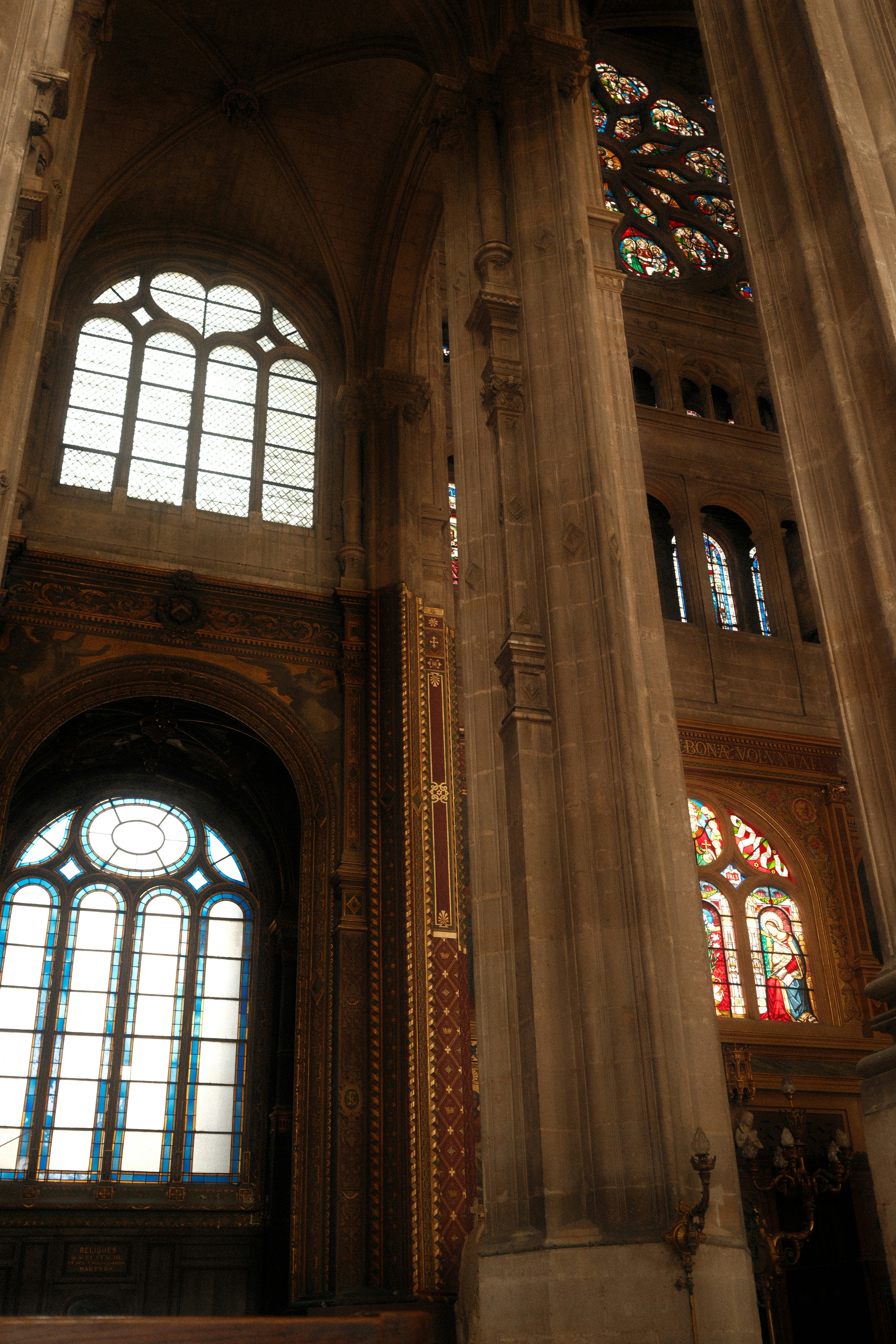 Intérieur d’une grande cathédrale avec des vitraux