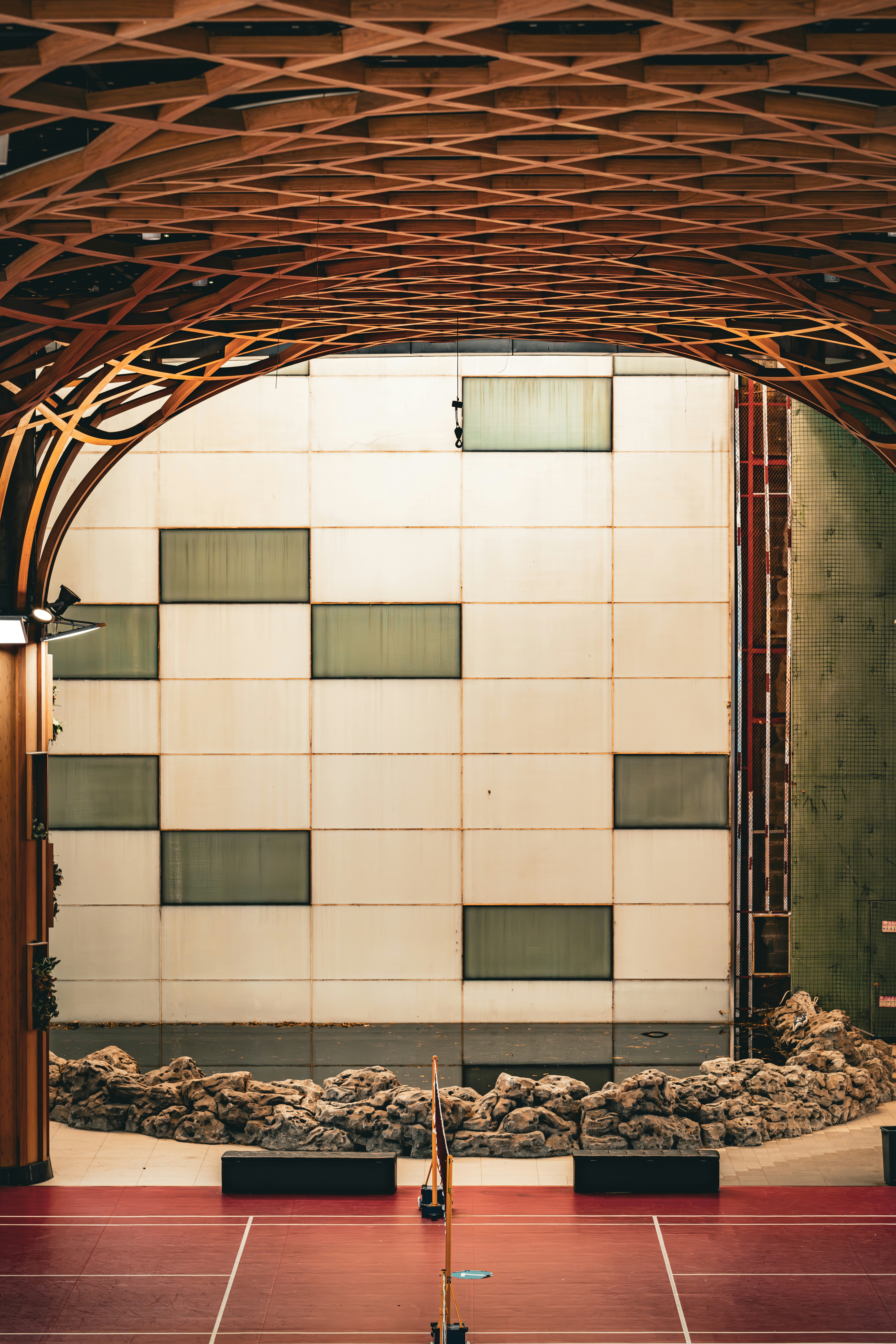 Quadra de badminton coberta com teto de madeira único