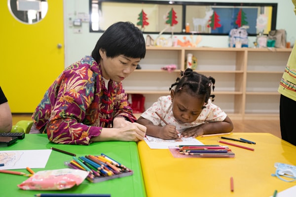 Adulte et enfant dessinant ensemble