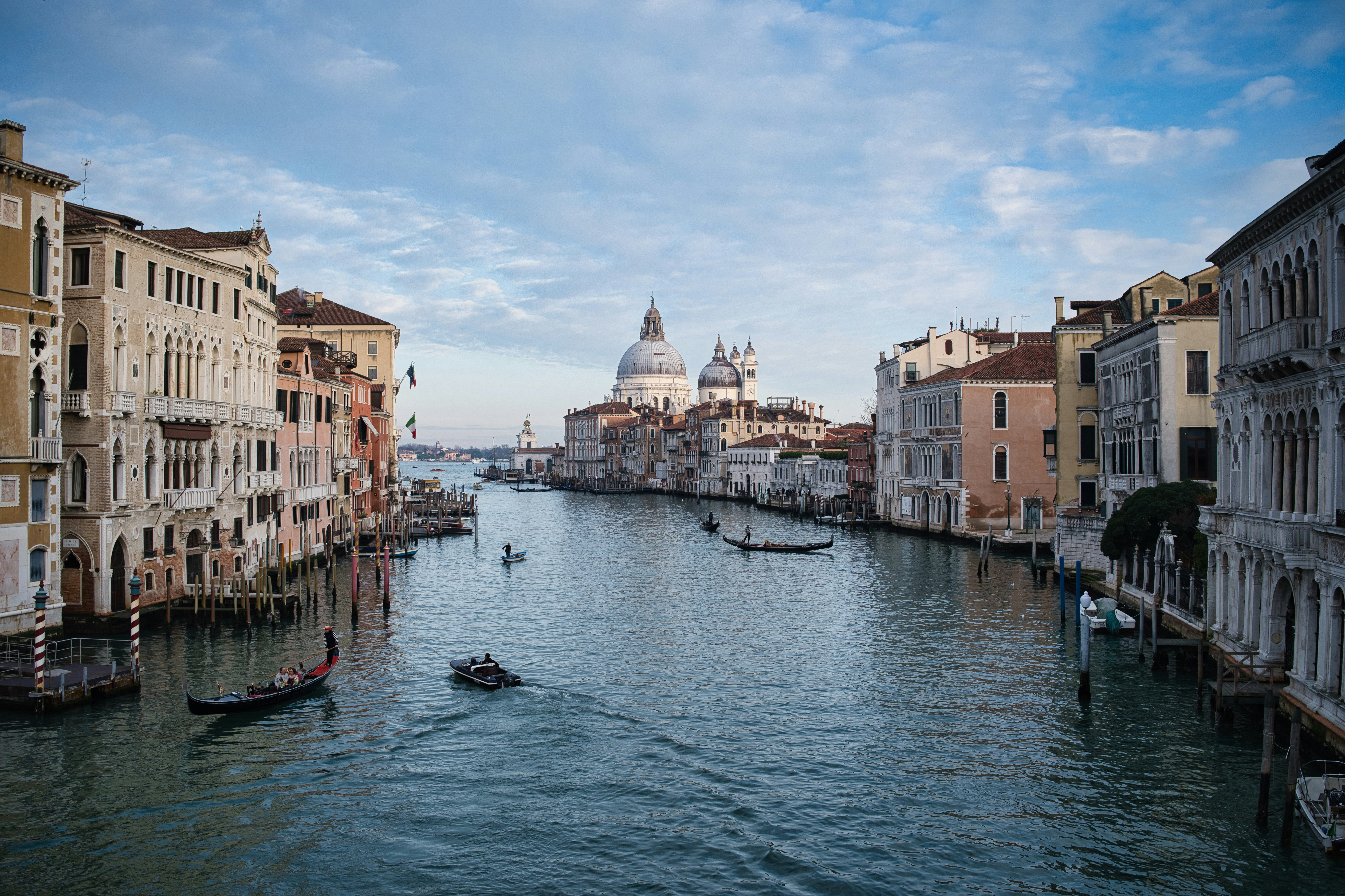 Grand canal in venice with boats and historic buildings.