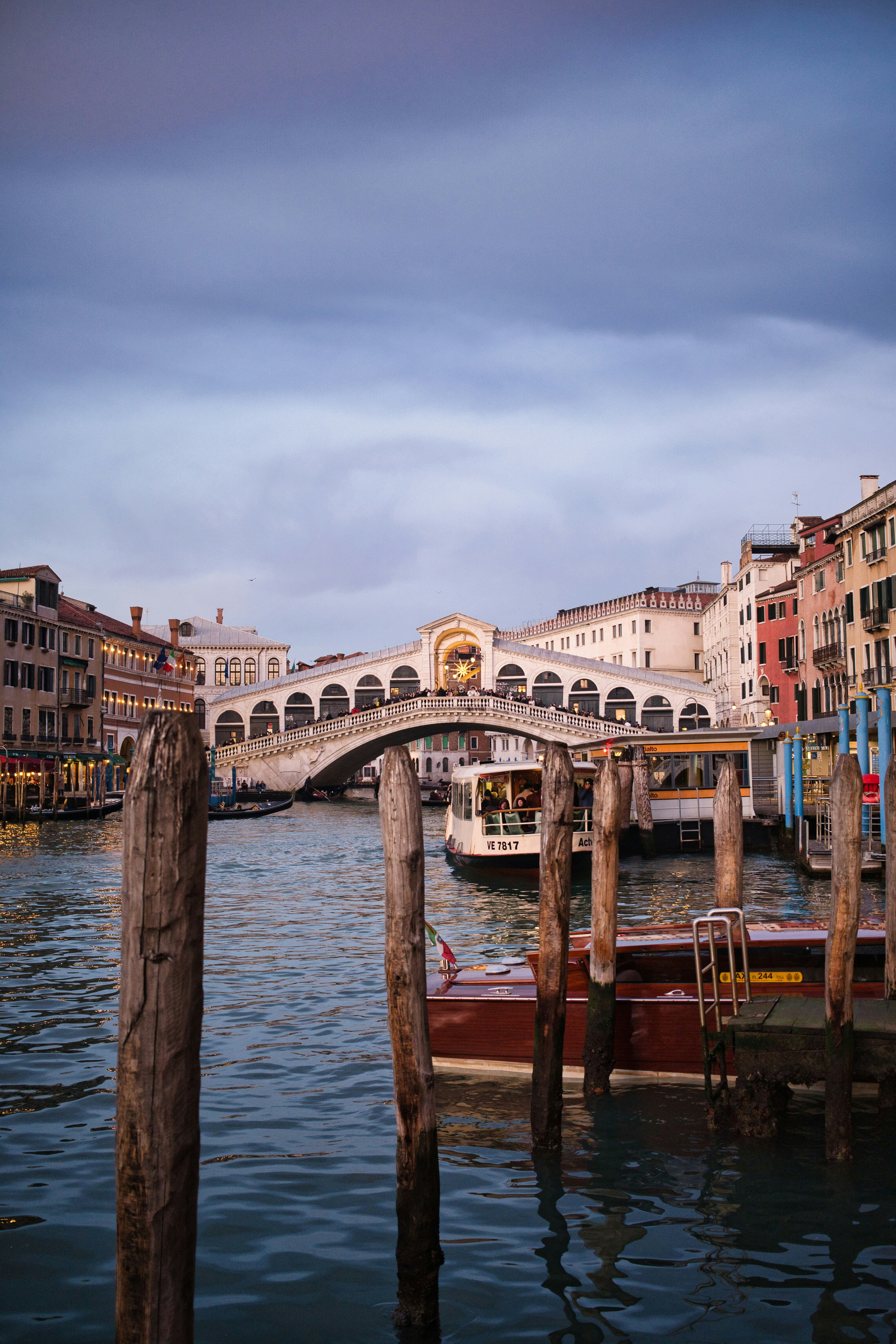Rialto bridge over grand canal in venice at dusk
