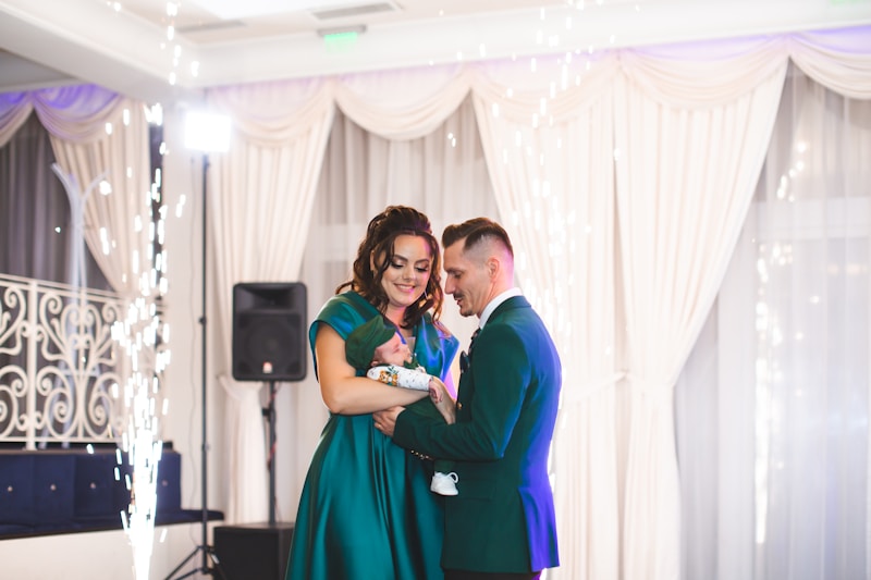 Pareja romántica con bengalas en evento formal