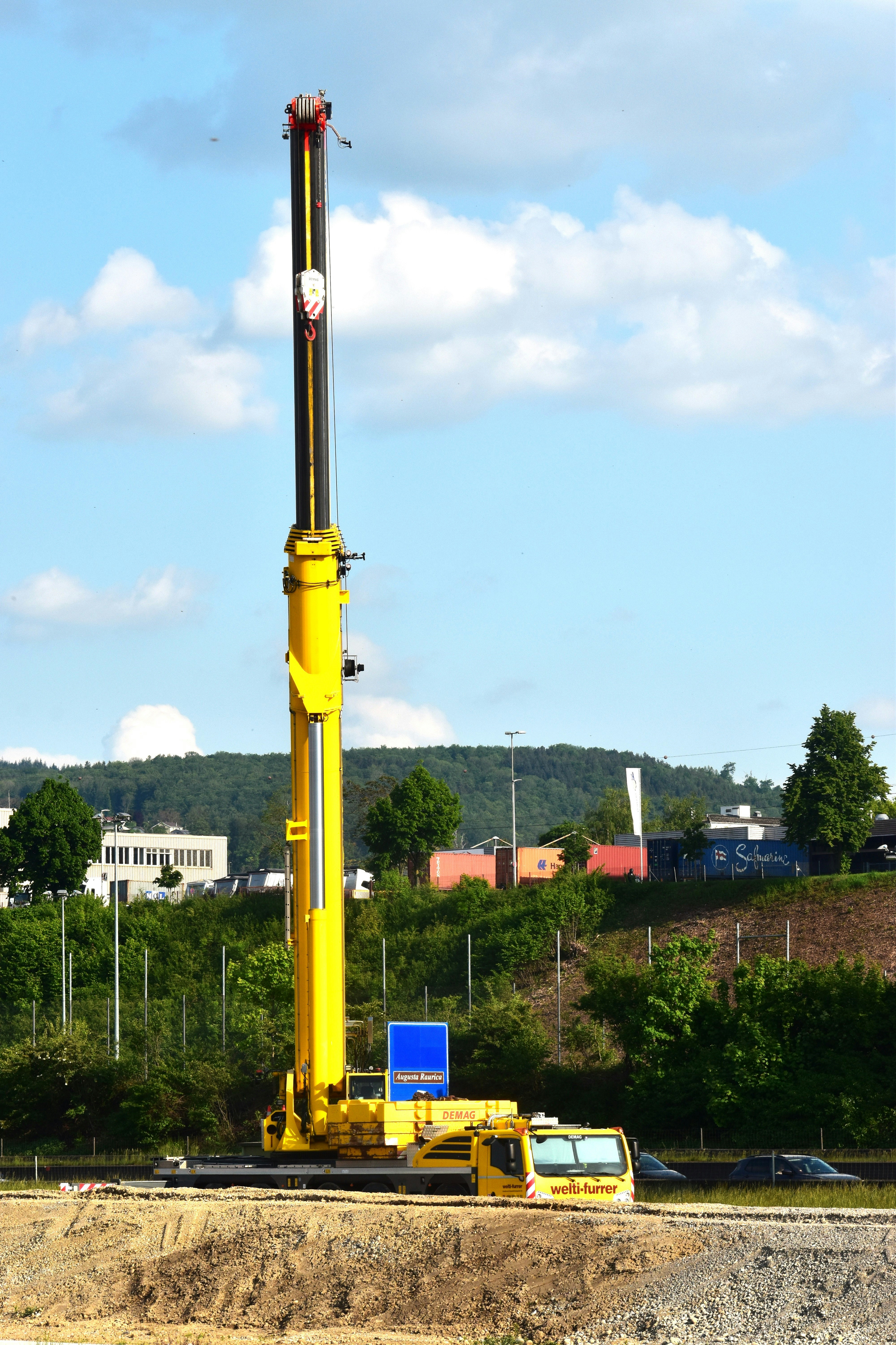 Una grúa amarilla alta en una obra.