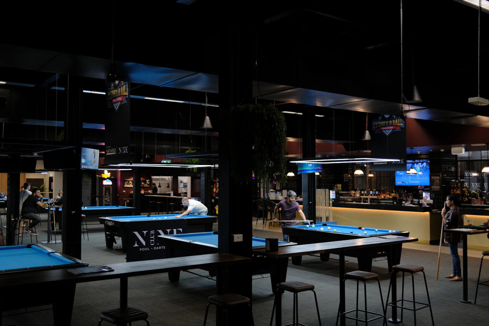 Symbolfoto: Freunde beim Billard in einer dunkel beleuchteten Bar