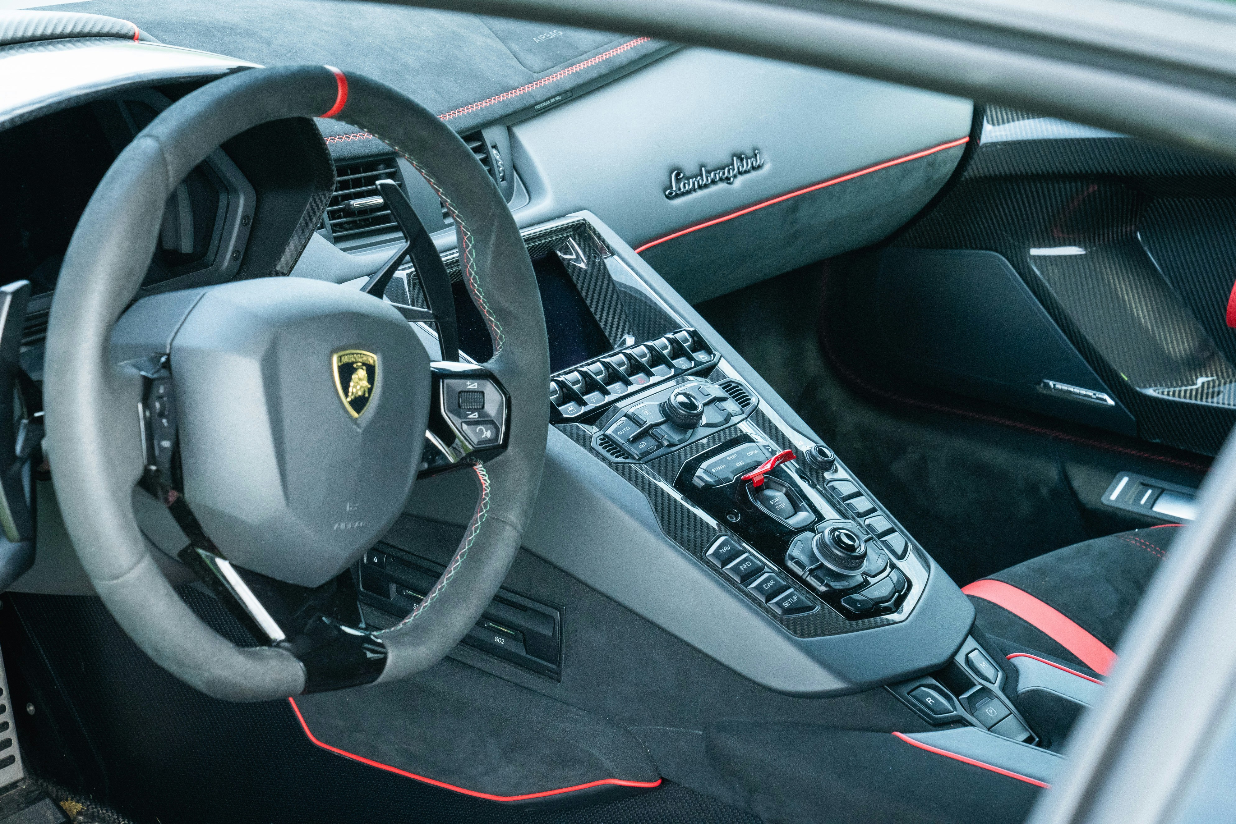 Intérieur d’une voiture de sport de luxe avec des accents rouges