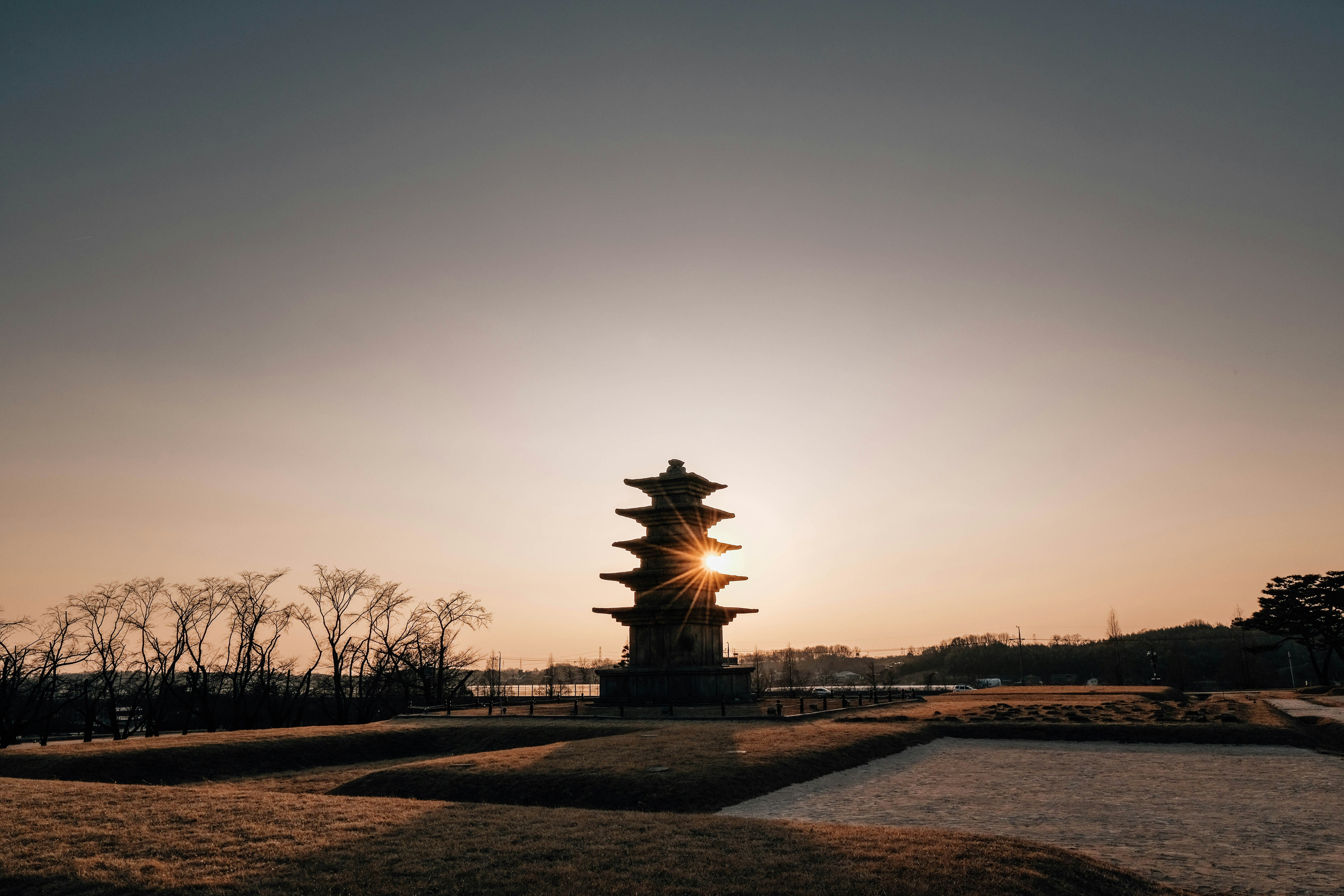 パゴダは暖かな夕焼け空を背景にシルエットを描いていた。