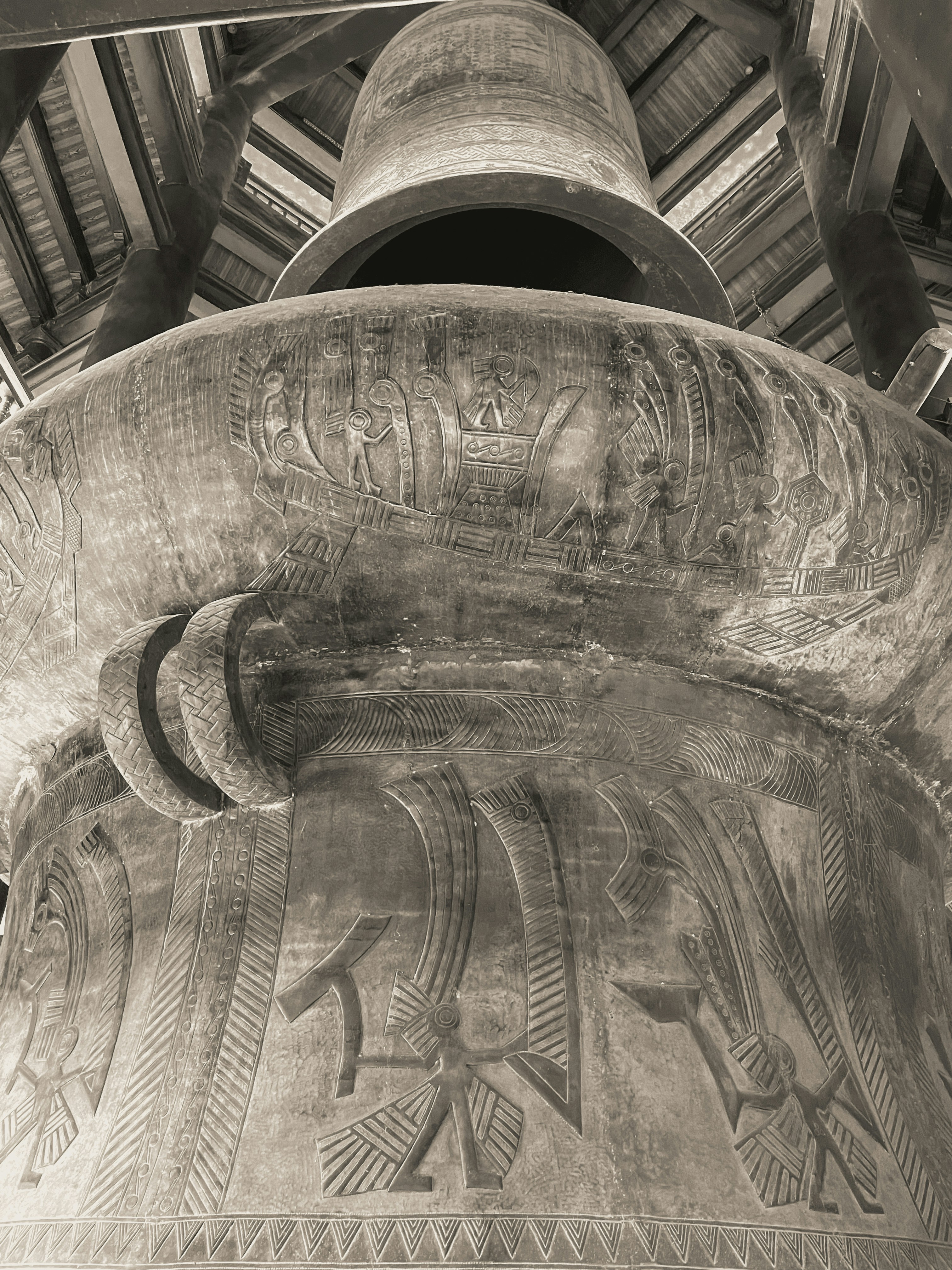Ancien monument en pierre avec des hiéroglyphes sculptés