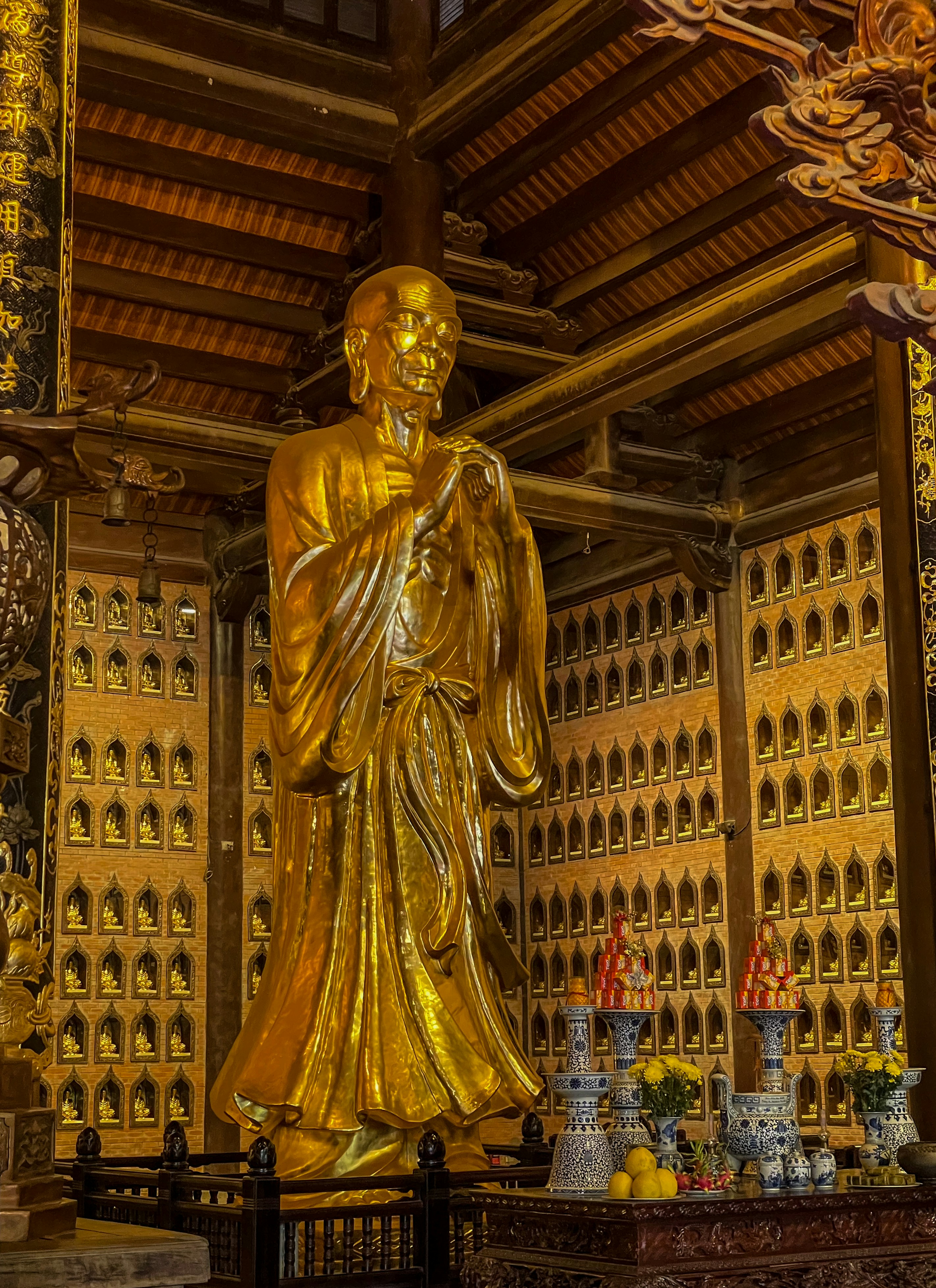 Goldene Statue eines Mönchs in einem Tempel