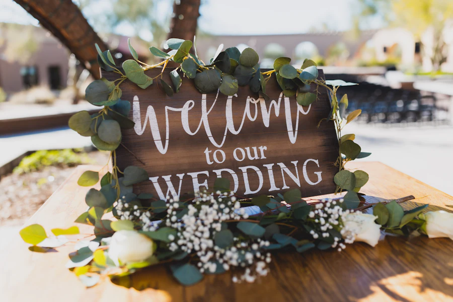 Ceremonia de boda en un jardín con arco de flores y vegetación de día