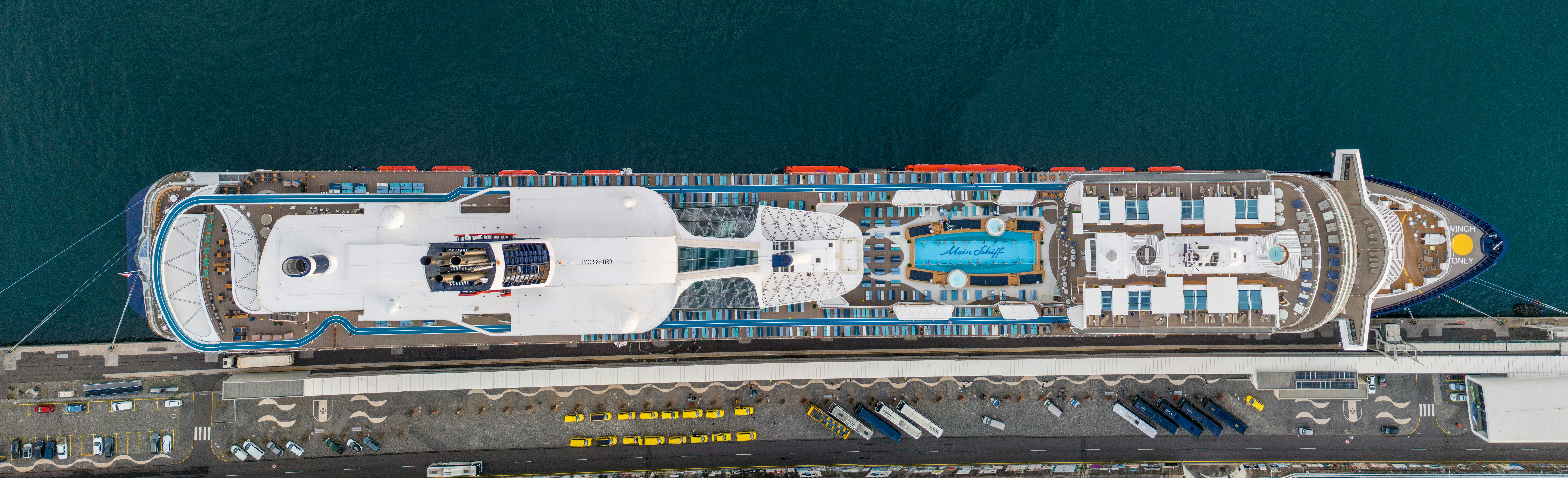 桟橋に停泊する大型クルーズ船の空撮図