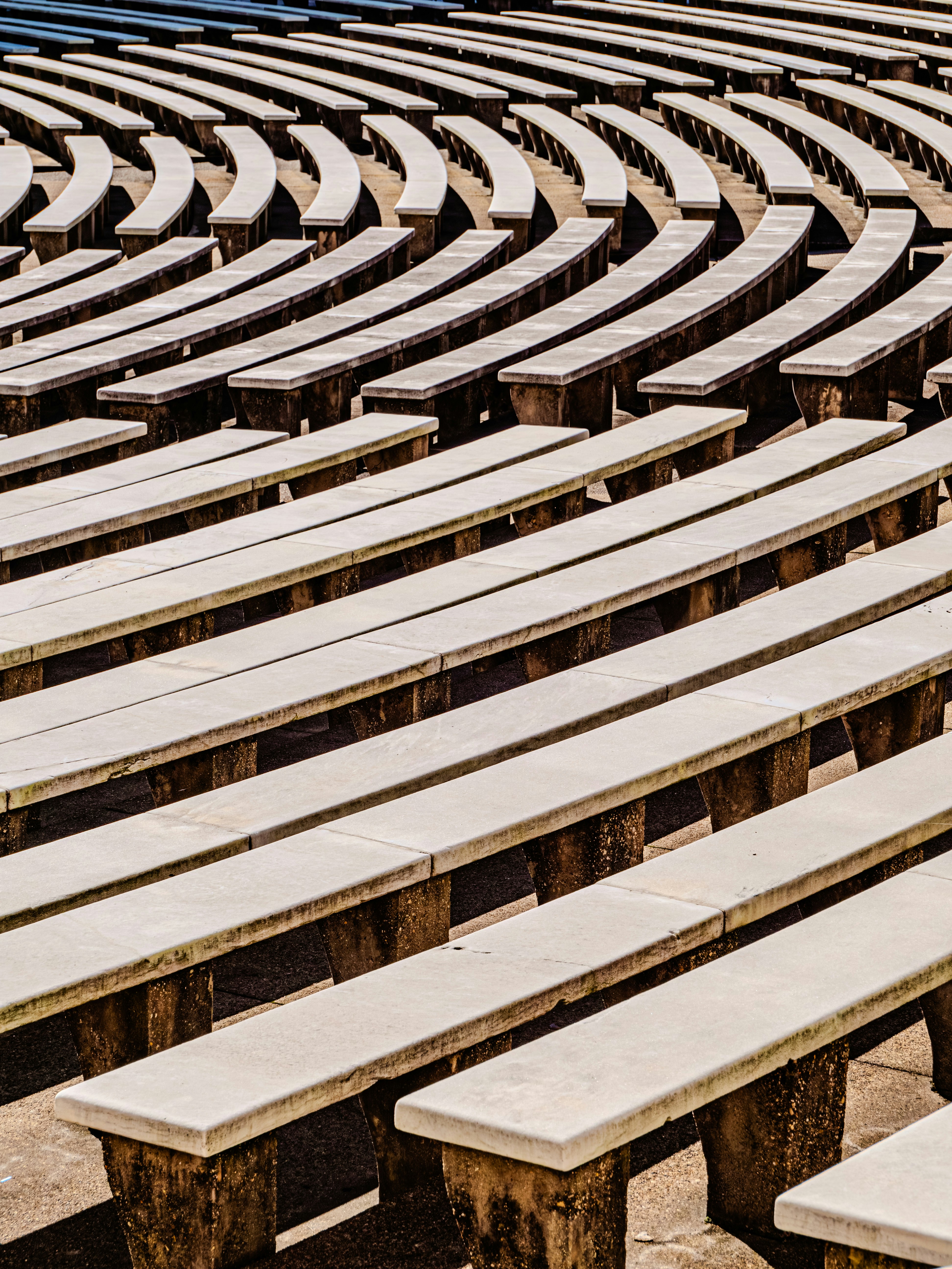 Rangées de sièges vides en béton dans les stades courbées