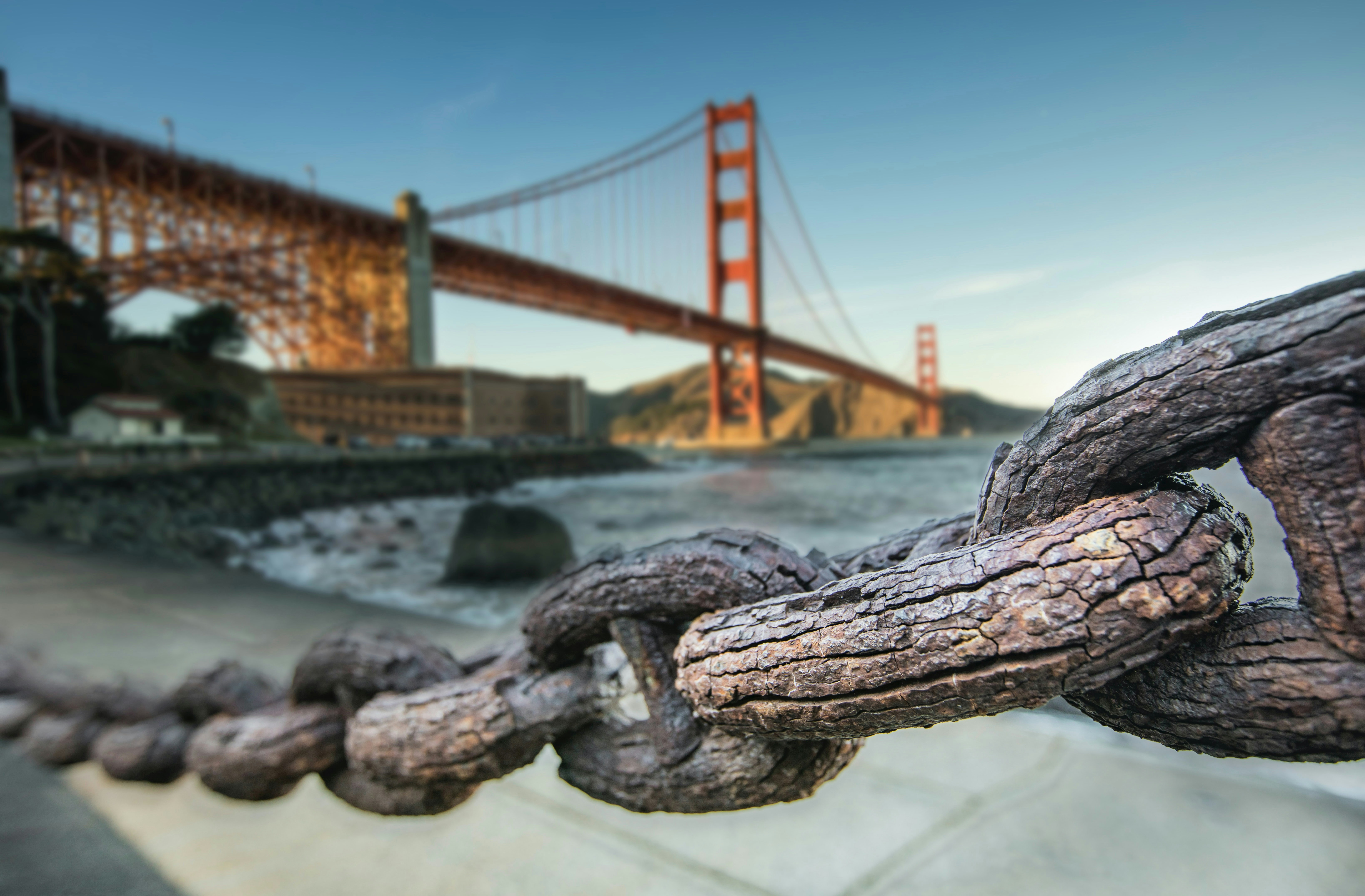 Golden gate bridge with a rusty chain in foreground