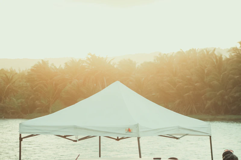 Gazebo plegable blanco al atardecer