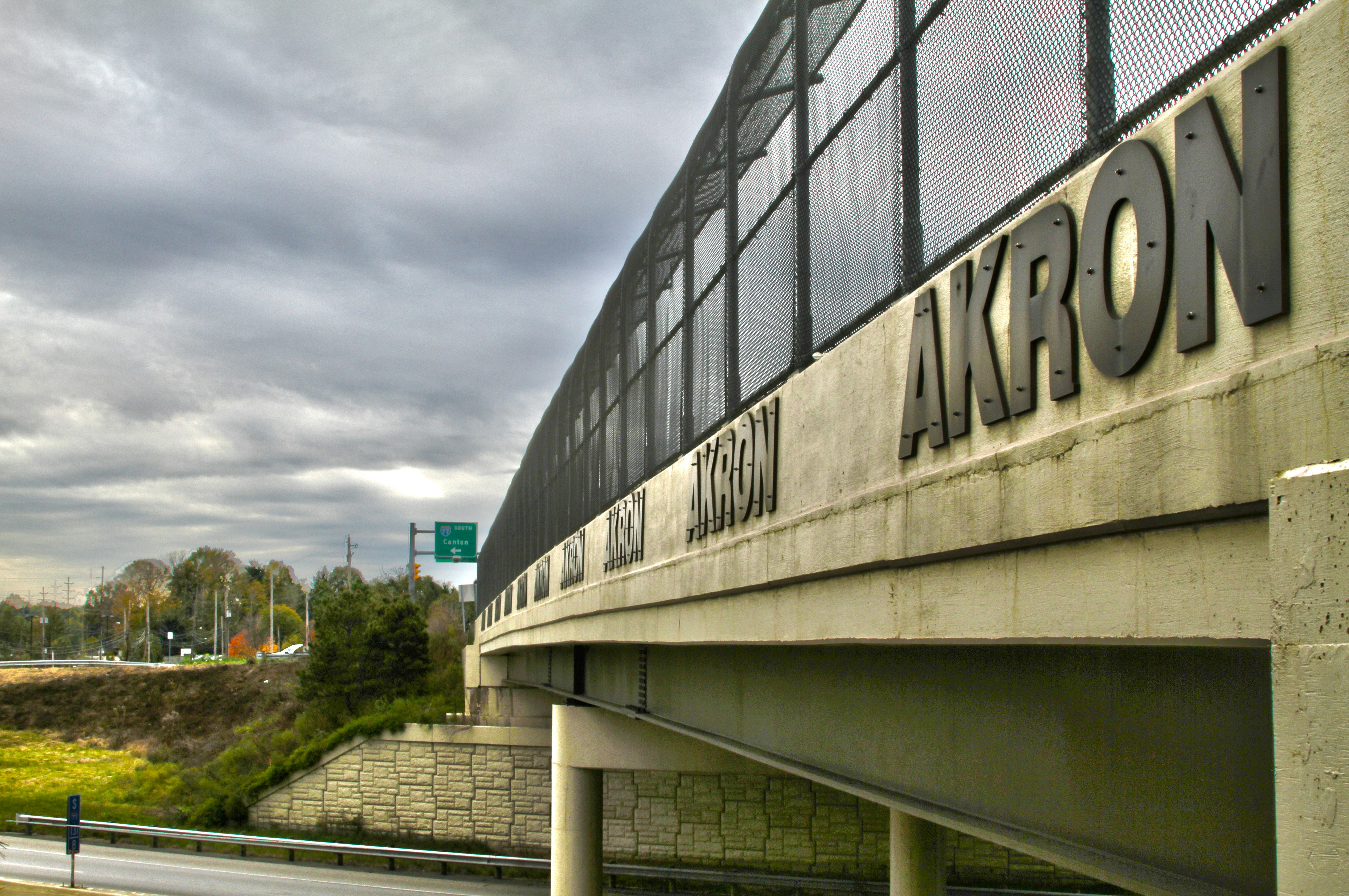 Camiones de carga cruzando un puente logístico en Sudamérica