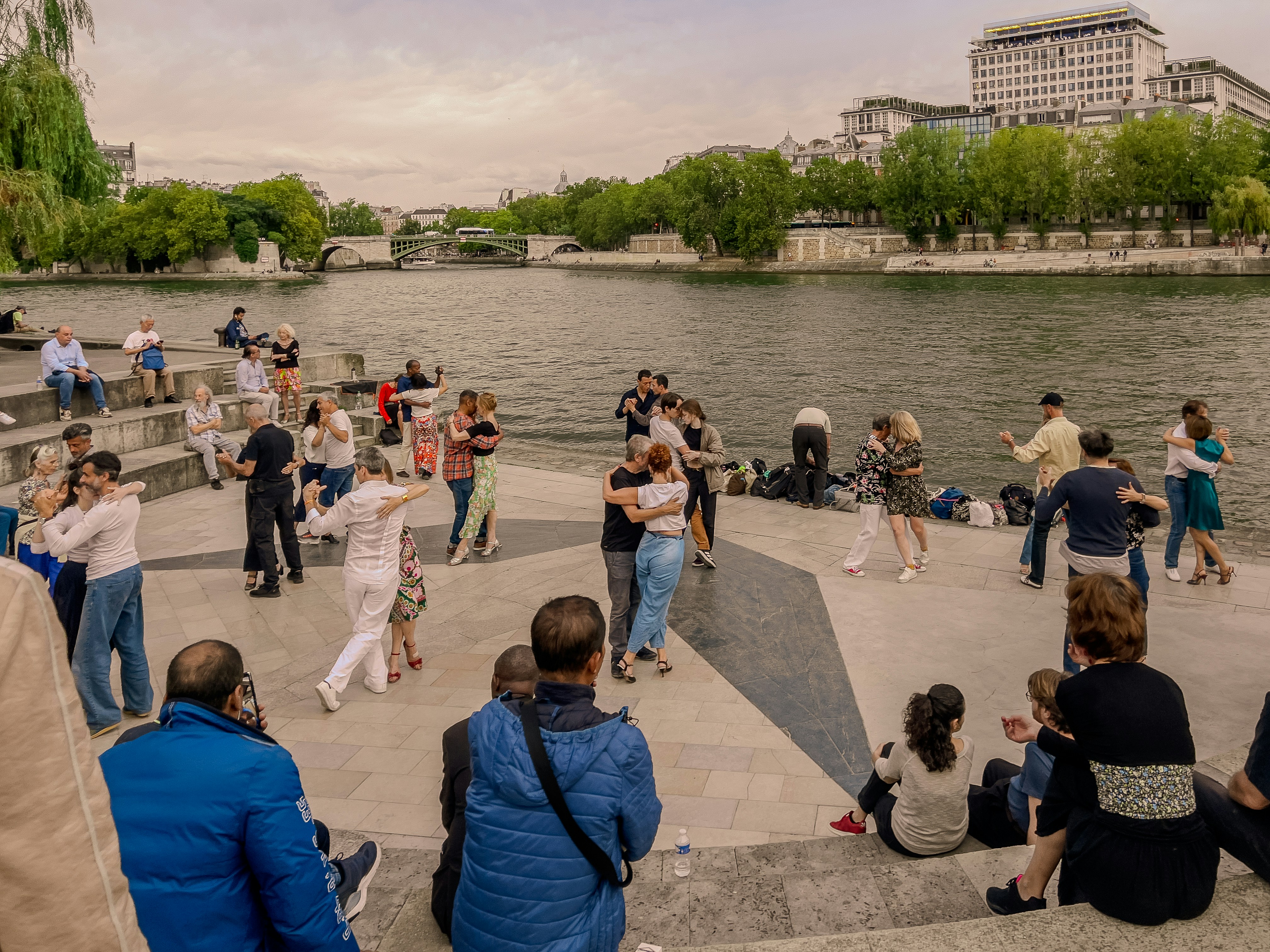 파리 센 강가에서 춤추는 사람들